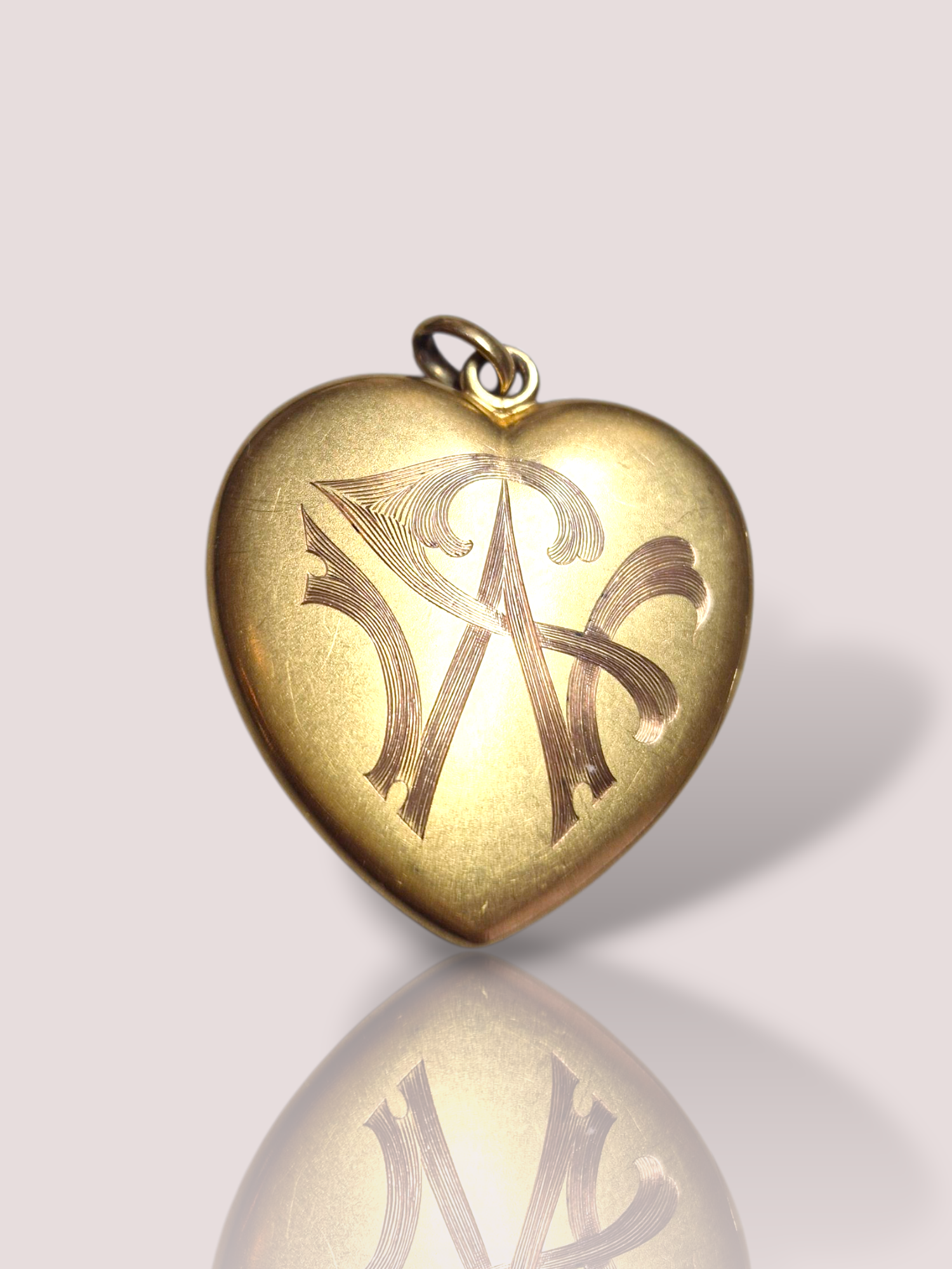 Dit prachtige Vintage 14k geel gouden medaillon in hartvorm, is een tijdloos sieraad geschikt voor elk juweelcollectie. Het is gegraveerd voor een unieke uitstraling en ideaal als hanger aan een ketting. Draag het dicht bij je hart voor een persoonlijke touch of geef het als betekenisvol cadeau aan een dierbare.

Het hart heeft een bijpassend collier, maar wordt ook los verkocht. 