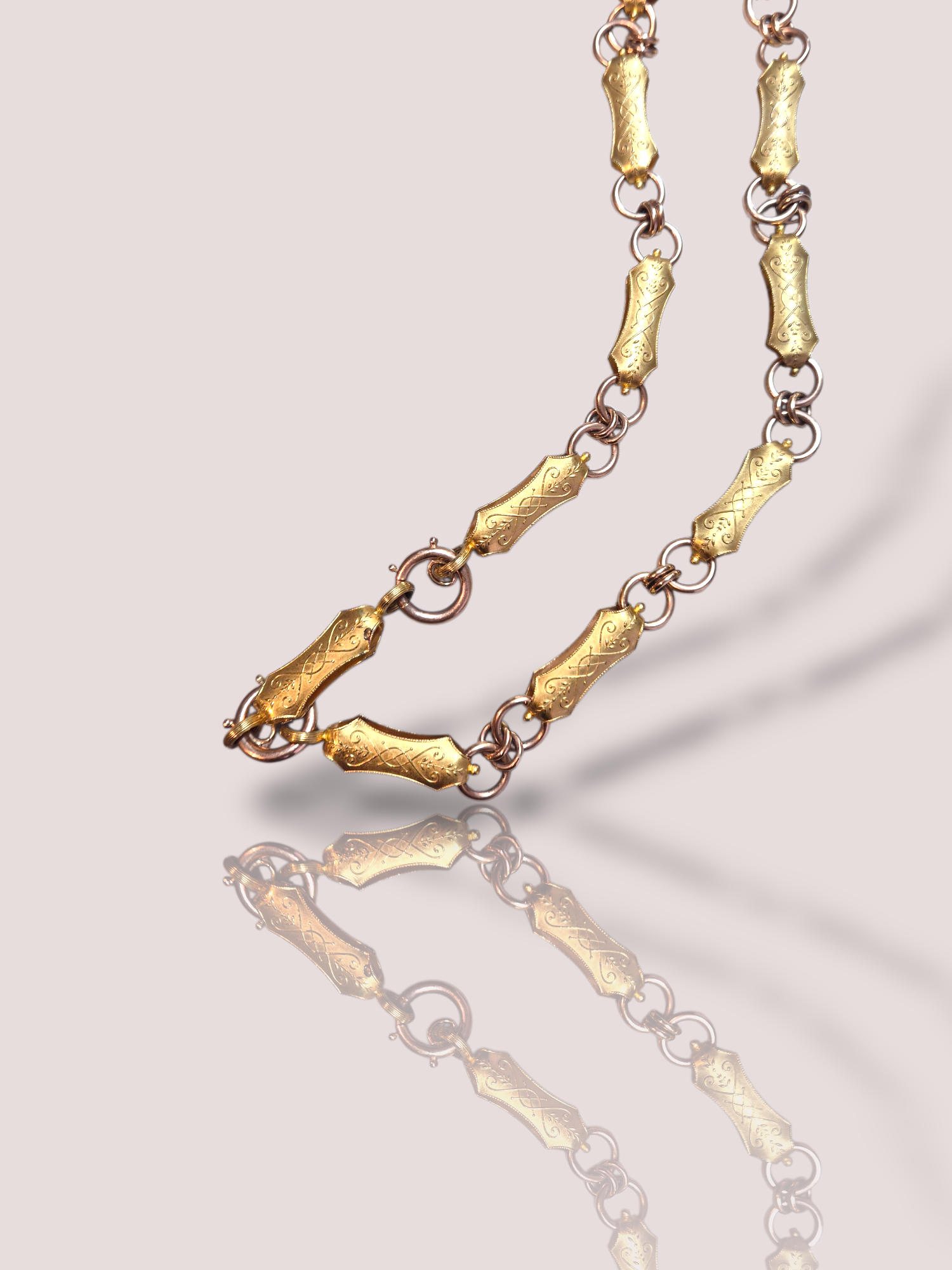 Dit Vintage 14k geelgouden collier heeft een elegante schakelsamenstelling. Dit tijdloze stuk draagt prachtig op een eenvoudige zwarte jurk of een chique avondoutfit, en voegt een vleugje elegantie toe aan elke look.

Het collier hoort bij een geel gouden bewerkte hanger in hartvorm. Het betreft een medaillon. Het collier kan echter ook zonder de hanger gekocht worden.