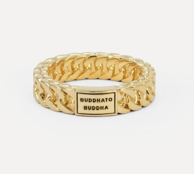 De Esther Small Ring, gemaakt met ons iconische Esther design, is een toonbeeld van vakmanschap en stijl. De robuuste, gevlochten schakel, typerend voor de Esther-collectie, voegt een krachtig element toe, terwijl de smalle ring zijn verfijnde look behoudt. Ontworpen in Amsterdam en handgemaakt in Zuid-Oost Azië van gerecycled zilver met een premium goudlaag van 3.0 micron. De laag goud is gemiddeld 5 maal dikker dan reguliere gold plated items en gemaakt van 18-karaat goud. Deze ring is zowel tijdloos als modern. Welk verhaal ga jij vertellen met de Esther Small Ring om je vinger?