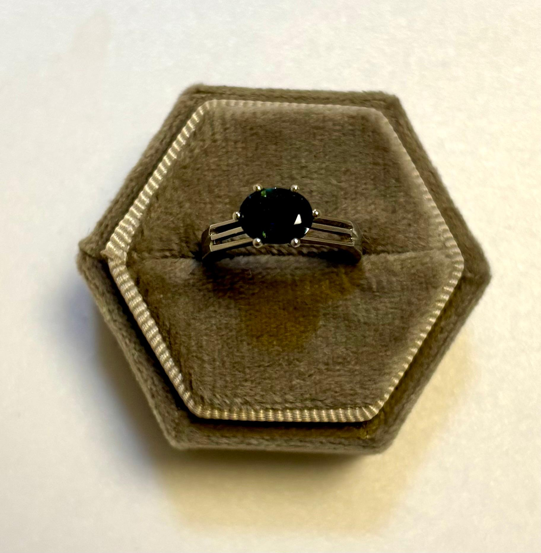 Wit gouden ring solitair saffier ovaal
