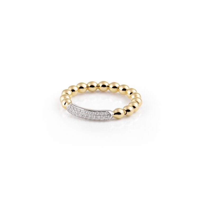Deze prachtige Stretchy ring van Al Coro is een schitterend voorbeeld van Italiaans design en innovatie. Vervaardigd uit 18 karaat geelgoud en bezet met 31 briljant geslepen diamanten (totaal 0,16 ct, kleur G, zuiverheid SI), straalt deze ring pure elegantie uit.

Dankzij het gepatenteerde stretchmechanisme past de ring zich moeiteloos aan je vinger aan. De standaardmaat is 53 (17 mm), maar de ring kan comfortabel gedragen worden tot maat 66 – zonder sluiting en zonder in te leveren op draagcomfort.