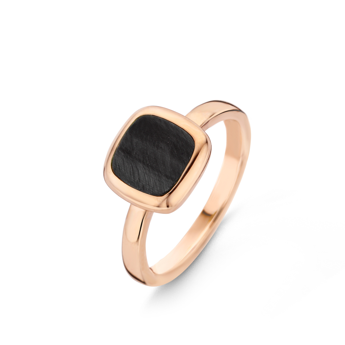 De 18kt Ros&eacute; Gouden Ring met Valkenoog straalt elegantie en verfijning uit, perfect voor zowel dagelijkse als speciale gelegenheden. Deze ring is van de One More collectie en bevat een zwarte onyx edelsteen. Draag deze ring aan je ringvinger of als een stijlvolle aanvulling op een gestapelde ringenset om een unieke look te cre&euml;ren.