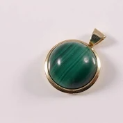 Deze geel gouden hanger heeft een malachiet steen. Draag deze elegante hanger aan een fijne gouden ketting om je hals te accentueren en elke outfit een verfijnde uitstraling te geven. Perfect voor elke gelegenheid!