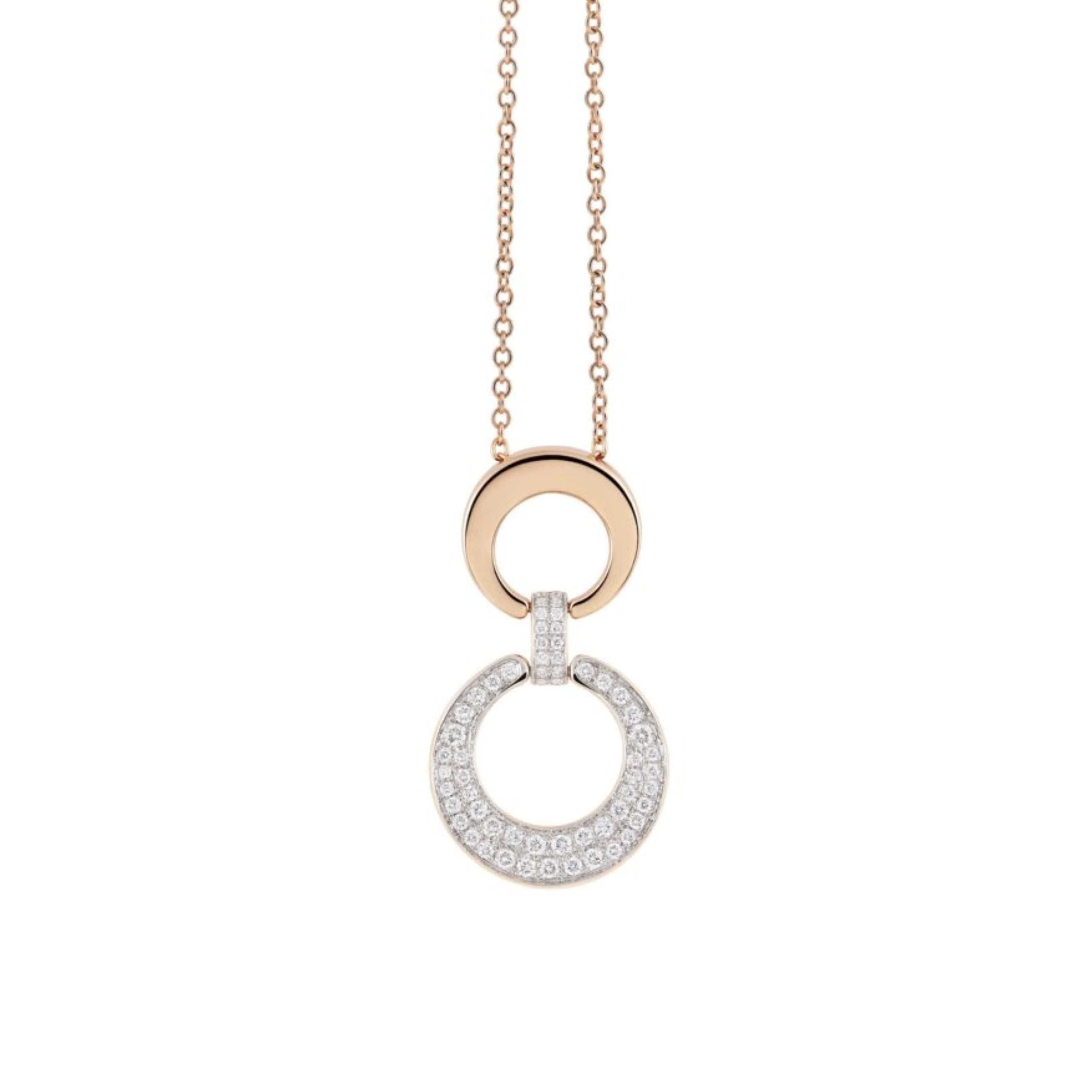 Deze elegante hanger, vakkundig vervaardigd uit hoogwaardig 18 karaat roségoud, is vormgegeven in zachte, gebogen lijnen die het silhouet van een halve maan weerspiegelen. Het collier is bezet met 59 briljant geslepen diamanten (totaal 0,32 ct, kleur G, zuiverheid SI) die zorgen voor een subtiele, sprankelende schittering bij elke beweging.

Het collier is verstelbaar en kan gedragen worden op 42 cm of 45 cm, ideaal voor zowel een verfijnde halslijn als een gelaagde sieradenlook. Deze combinatie van Italiaans vakmanschap en elegantie maakt dit sieraad tot een stijlvolle eyecatcher.