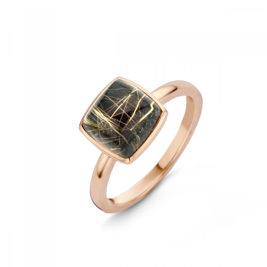 De Pantelleria Ring van de One More collectie is een stijlvolle ring gemaakt van 18kt ros&eacute; goud met rutielkwarts op onyx. Deze ring in maat 54 straalt luxe uit. Draag deze stijlvolle ring gecombineerd met andere ringen of alleen.