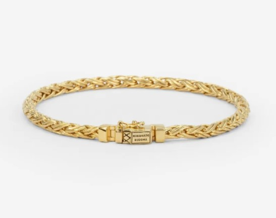 De Katja Mini Armband is gebaseerd op een traditionele Balinese weeftechniek en met de hand gemaakt door gepassioneerde ambachtslieden. Het is een meesterwerk dat puur vakmanschap laat zien. Deze armband, met zijn fijne schakels en gedetailleerde afwerking, is een ode aan de kunst van het verfijnde smeden. Ontworpen in Amsterdam en handgemaakt in Zuid-Oost Azië van gerecycled zilver met een premium goudlaag van 3.0 micron. De laag goud is gemiddeld 5 maal dikker dan reguliere gold plated items en gemaakt van 18-karaat goud. Deze armband is niet alleen een statement van stijl, maar ook van duurzaamheid en kwaliteit. Draag het als een symbool van jouw eigen unieke pad en de onvergetelijke momenten en mijlpalen die je al hebt behaald in je leven.