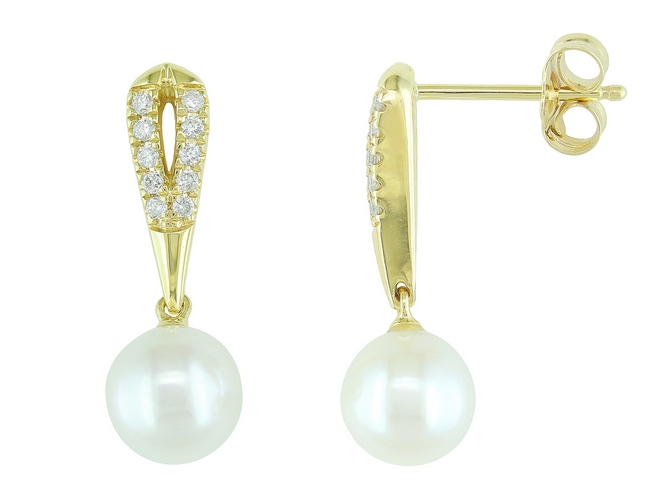 De geel gouden oorbelstekers met briljant en zoetwaterparel stralen luxe uit. Gemaakt in 18 karaat goud. Deze oorstekers zijn perfect voor zowel dagelijks gebruik als speciale gelegenheden. Draag ze met opgestoken haar om hun elegantie te benadrukken en laat hun schittering je look compleet maken. Perfect voor elke juwelendoos!