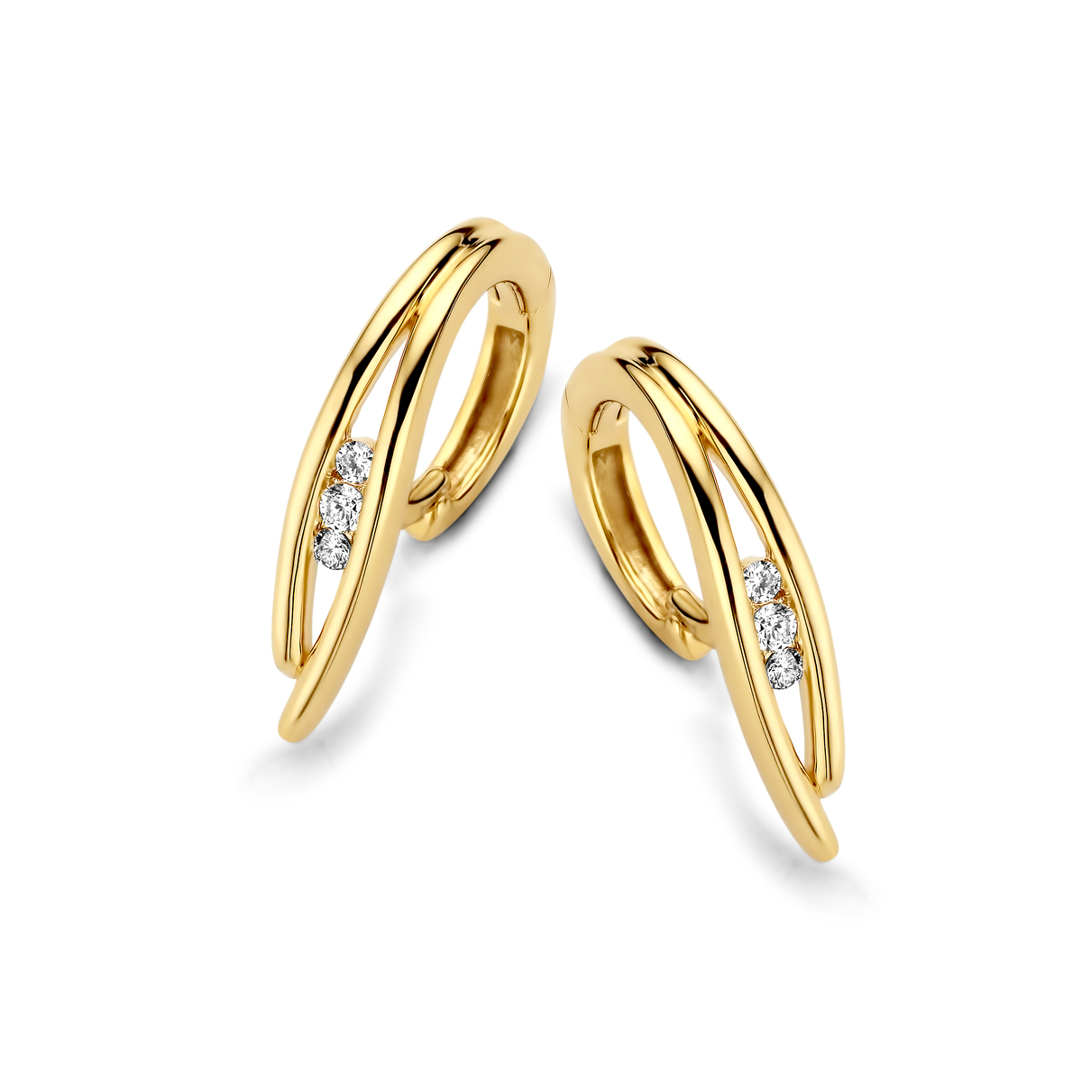 De Oorbelcreolen met Briljant zijn verfijnde oorbellen gemaakt in 18karaat geel goud. Perfect voor een elegante uitstraling bij zowel formele als informele gelegenheden. Combineer deze oorbellen met een bijpassende gouden ketting voor een complete look.