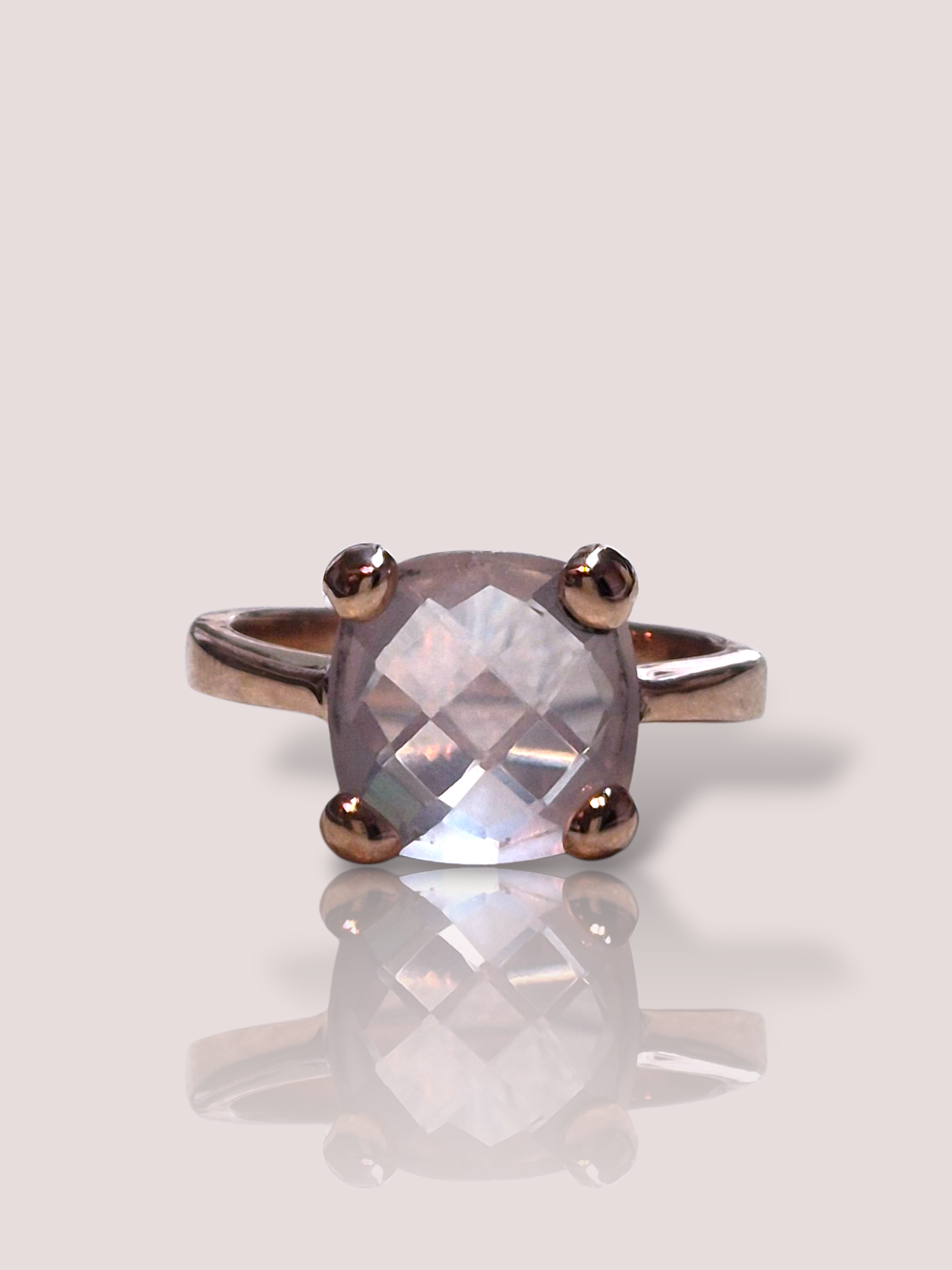 Deze Vintage 18k roségouden ring met rozenkwarts, is een elegante en tijdloze keuze. De ring straalt luxe uit door het gebruik van 18k roségoud en een prachtige rozenkwarts. Draag deze klassieke ring als opvallend accessoire bij zowel casual als formele outfits voor een verfijnde look.

De ring kan desgewenst op maat gemaakt worden.