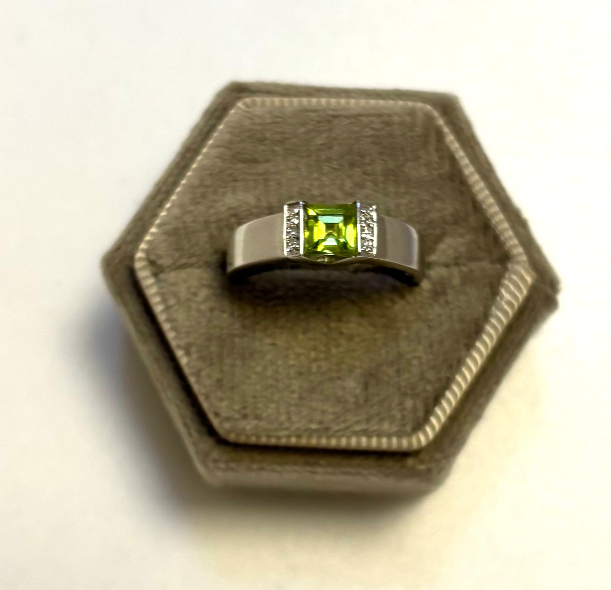 Witgouden zware ring peridoot en diamant 