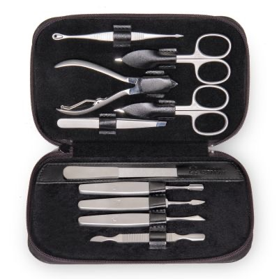 SACHER Manicureset TR600R.0103 – 10-delig | Made in Germany

Compact en stijlvol manicureset voor perfecte hand- en nagelverzorging, zowel thuis als onderweg. Ideaal voor dagelijks gebruik, op zakenreis of tijdens je vakantie. De hoogwaardige, duurzame instrumenten zijn vervaardigd voor langdurig en betrouwbaar gebruik.

Kenmerken:

Hoogwaardig manicureset, gemaakt in Duitsland

Compact formaat: L 110 mm x B 180 mm x H 35 mm

Gewicht: 319 gram

Strak vormgegeven etui met veilige opbergruimte voor alle instrumenten

Inhoud van de set:

Nagelschaar

Huidschaar

Nagelknipper/tang

Pincet

Nagelvijl

Nagelriemmesje

Nagelriemduwer

Nagelreiniger

Dubbel staalmesje

Comedonenverwijderaar (mee-eterdrukker)

Deze set is een uitstekende keuze voor wie waarde hecht aan kwaliteit, duurzaamheid en verzorging tot in de puntjes.