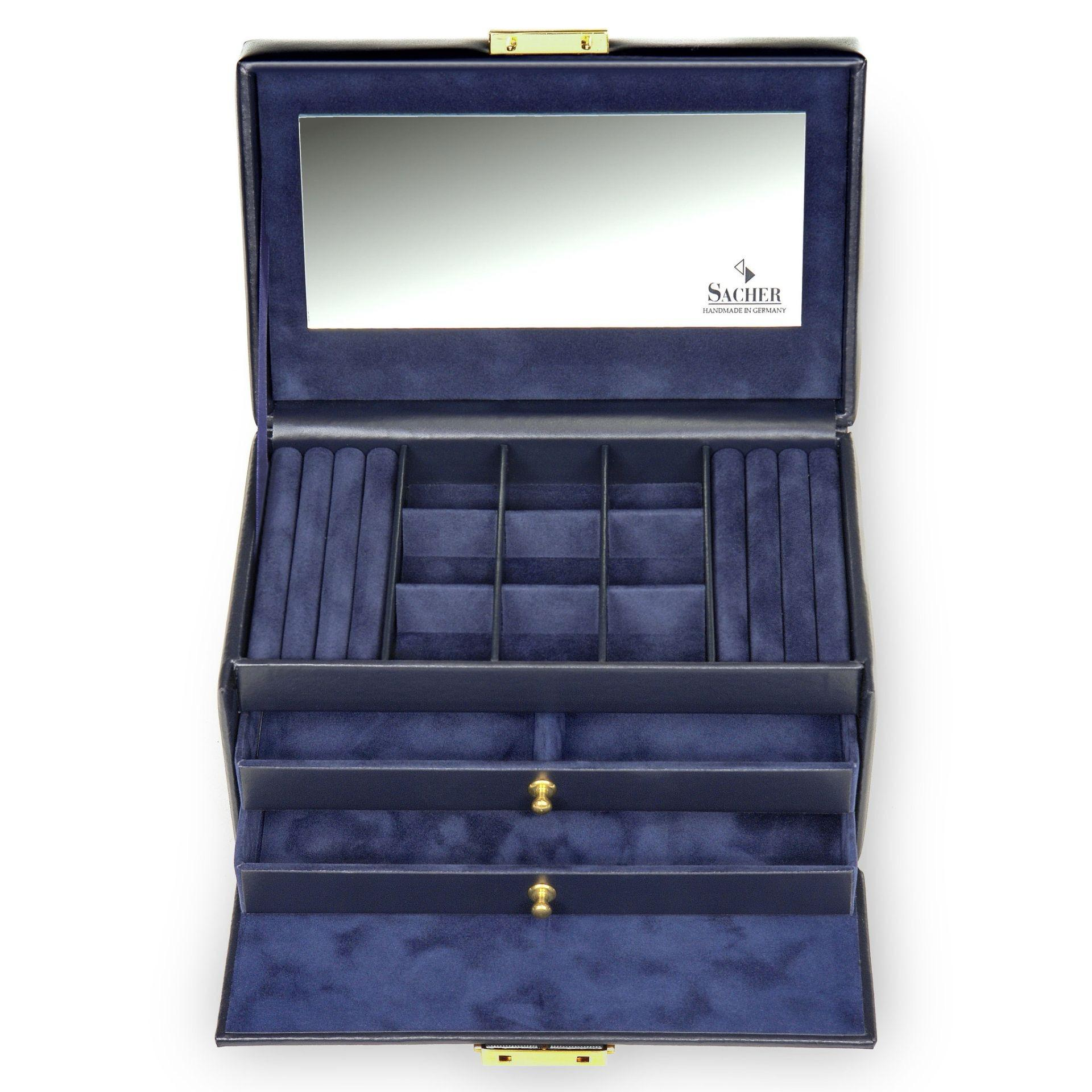 SACHER Sieradenkoffer Elly – acuro navy | Echt leer | Handmade in Germany

De SACHER Elly uit de Acuro-collectie is een luxe sieradenkoffer die design en functionaliteit perfect combineert. Gemaakt van hoogwaardig blauw leder en met de hand vervaardigd in Duitsland, biedt deze koffer een veilige en stijlvolle opbergoplossing voor al je waardevolle sieraden.

Eigenschappen:

Gemaakt van echt leder in elegante navy-blauwe kleur

2 ringkussens voor het veilig opbergen van ringen

2 ruime lades, waarvan 1 met indeling

9 kleine vakjes (ca. 35 x 35 mm) – ideaal voor oorbellen of kleine accessoires

Afsluitbaar slot voor extra veiligheid

Grote spiegel aan de binnenzijde van het deksel

Voorzien van een elegante en robuuste draaggreep

100% handgemaakt in Duitsland – vakmanschap van topkwaliteit

Afmetingen:

Lengte: 14 cm

Breedte: 22 cm

Hoogte: 11,5 cm

Gewicht: 959 g

Een tijdloze sieradendoos die niet alleen praktisch is, maar ook een verfijnde toevoeging vormt aan je interieur of reisset.
