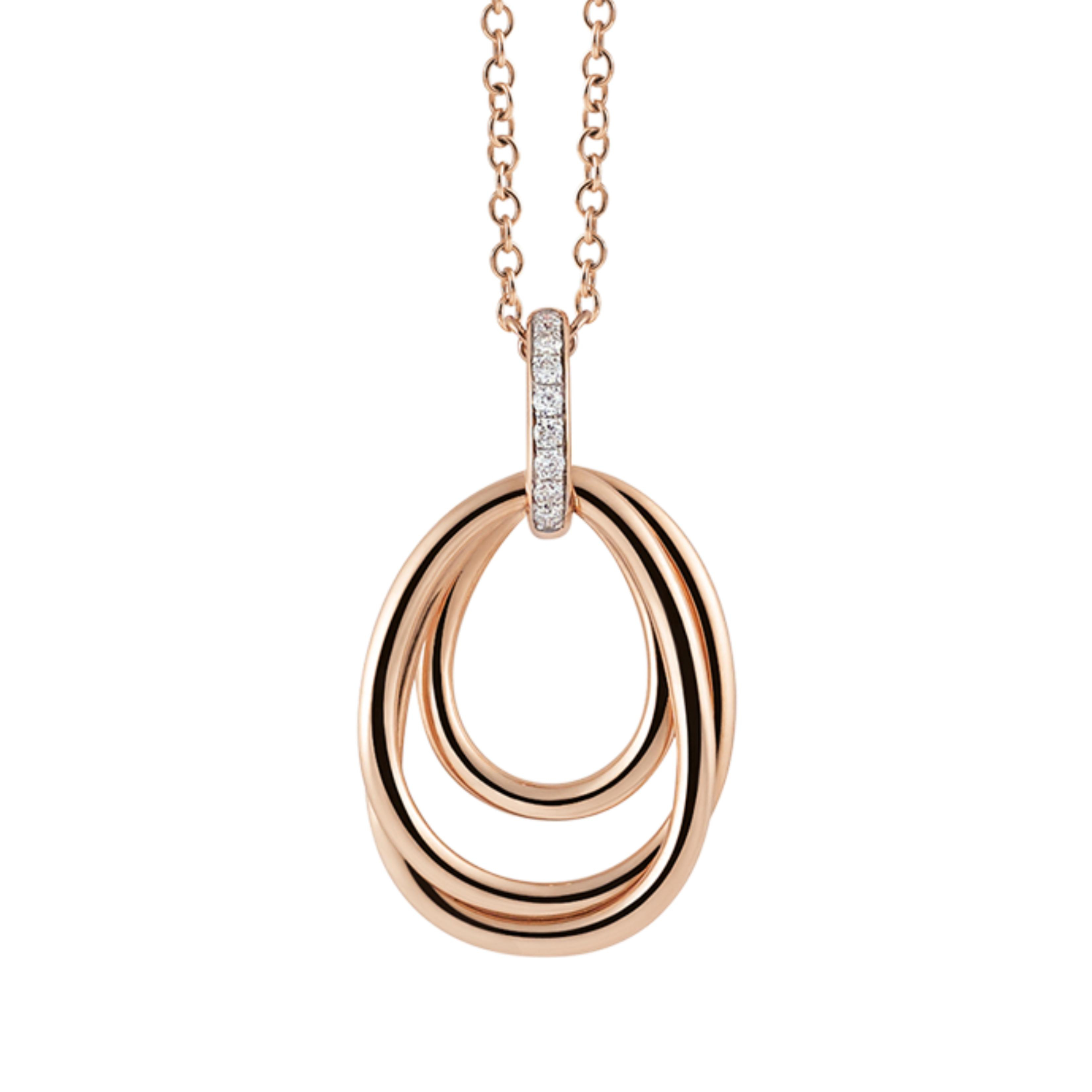 Ervaar de verfijnde charme van de Serenata collectie van Al Coro, waar Italiaans design en vrouwelijke elegantie samenkomen. Deze sierlijke hanger is vervaardigd uit 18 karaat roségoud en bezet met 8 briljant geslepen diamanten (totaal 0,05 ct, zuiverheid SI, kleur G), die bij elke beweging een subtiel lichtspel creëren.

De zachte lijnen en delicate afwerking maken dit sieraad tot een tijdloos accessoire dat moeiteloos klasse toevoegt aan elke outfit. Perfect als verfijnd accent voor dagelijks gebruik, of als stijlvol cadeau voor een bijzonder moment.

Let op: De prijs is exclusief het collier