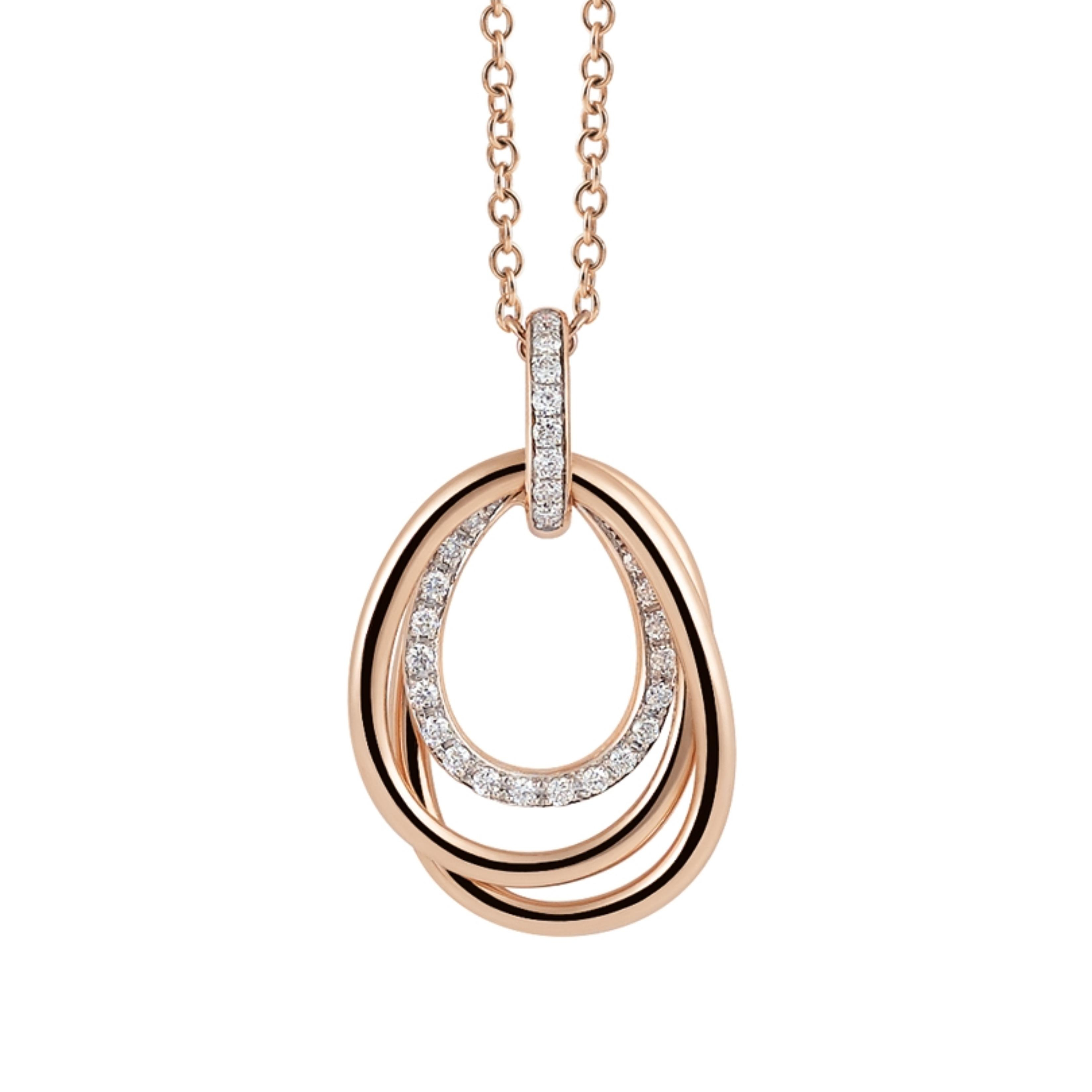 Ervaar de verfijnde charme van de Serenata collectie van Al Coro, waar Italiaans design en vrouwelijke elegantie samenkomen. Deze sierlijke hanger is vervaardigd uit 18 karaat roségoud en bezet met 27 briljant geslepen diamanten (totaal 0,18 ct, zuiverheid SI, kleur G), die bij elke beweging een subtiel lichtspel creëren.

De zachte lijnen en delicate afwerking maken dit sieraad tot een tijdloos accessoire dat moeiteloos klasse toevoegt aan elke outfit. Perfect als verfijnd accent voor dagelijks gebruik, of als stijlvol cadeau voor een bijzonder moment.

Let op: De prijs is exclusief het collier
