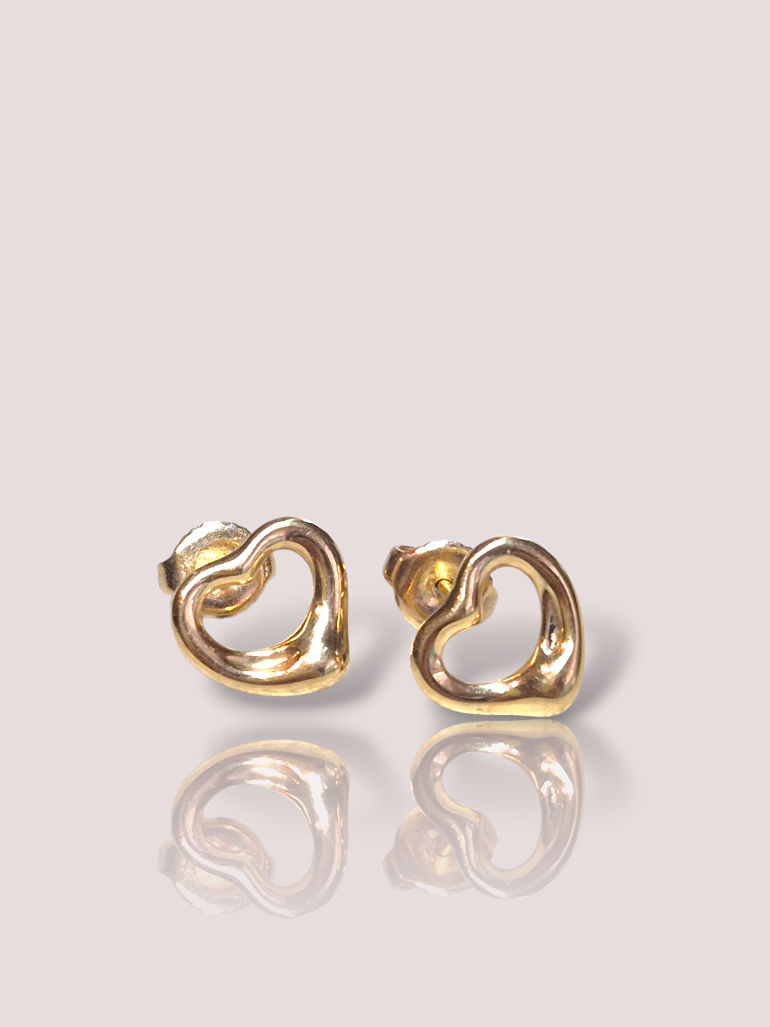 Deze Vintage 18k geel gouden Elsa Peretti Tiffany & Co hart oorbellen, zijn elegante oorstekers. Perfect voor zowel dagelijkse draag als speciale gelegenheden. Draag ze solo voor een subtiele glans of combineer met andere geelgouden sieraden voor een verfijnde look. Ideaal als cadeau voor een geliefde.

De oorbellen komen met het originele doosje en zakje van Tiffany.