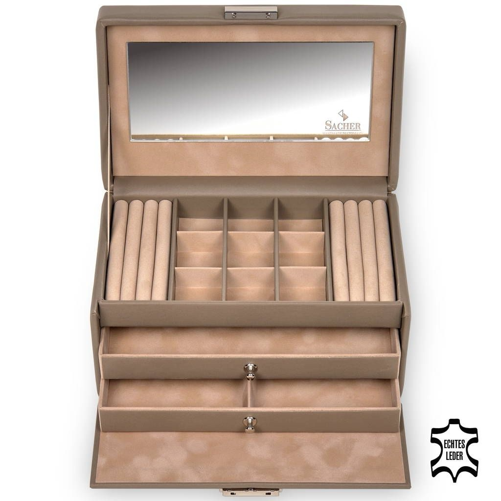 SACHER Sieradenkoffer Elly – nature taupe | Echt leer | Handmade in Germany

De Elly uit de Nature-collectie van SACHER is een luxe sieradenkoffer in een stijlvolle taupe kleur. Vervaardigd uit hoogwaardig leder en met de hand gemaakt in Duitsland. Een perfecte combinatie van elegant design, praktisch gebruik en duurzame kwaliteit.

Eigenschappen:

Gemaakt van echt leer in een zachte, natuurlijke taupe kleur

2 ringkussens voor het veilig bewaren van ringen

2 ruime schuiflades, waarvan 1 met indeling

9 kleine vakjes (ca. 35 x 35 mm) – ideaal voor oorbellen of kleine sieraden

Afsluitbaar slot voor extra veiligheid

Grote spiegel in het deksel

Voorzien van een elegante en stevige draaggreep

100% handgemaakt in Duitsland – ambachtelijk vakmanschap van topkwaliteit

Afmetingen:

Lengte: 14 cm

Breedte: 22 cm

Hoogte: 11,5 cm

Gewicht: 951 g

Een verfijnde sieradenkoffer die zowel functioneel als decoratief is – perfect voor thuisgebruik of om mee te nemen op reis.