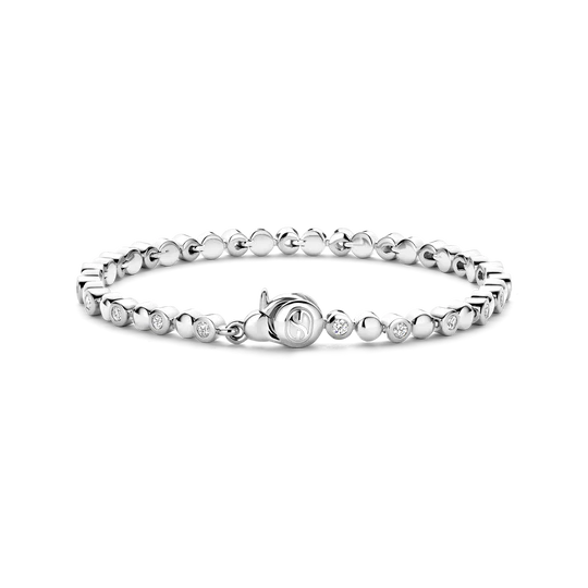 De TI SENTO armband 23066ZI combineert tijdloze verfijning met hedendaagse allure, perfect voor het versterken van je zomerse stijl. Vakkundig vervaardigd uit 925 sterling zilver en verguld met kostbaar platina voor langdurige glans en bescherming, straalt deze armband verfijnde elegantie uit met een moderne twist. Perfect voor zonovergoten dagen en verfijnde avonden, voegt deze armband een laagje moeiteloze charme toe aan elke look, van casual chic tot verfijnde avondmode. Zorgvuldig ontworpen voor de gevoelige huid, is het nikkelvrij en hypoallergeen, wat zorgt voor langdurig comfort en een onberispelijke afwerking bij elk draagmoment.