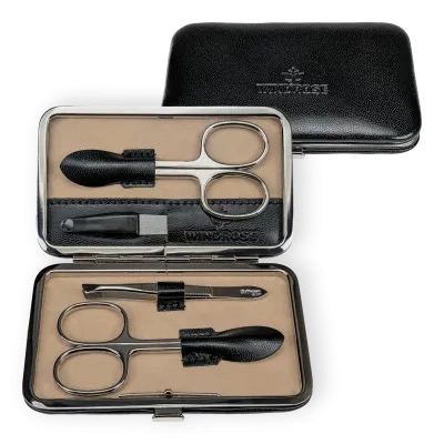 Windrose Manicureset – Compact en Elegant | Solingen-instrumenten

Deze compacte manicureset van Windrose is de perfecte metgezel voor persoonlijke verzorging, zowel thuis als onderweg. Of je nu op zakenreis bent, op vakantie of gewoon in je eigen badkamer – met dit etui ben je altijd goed verzorgd.

De hoogwaardige instrumenten zijn afkomstig van het gerenommeerde huis Becker / Solingen, bekend om hun duurzaamheid en precisie.

Inhoud van het etui:

Pincet

Nagelschaar

Huidschaar

Nagelvijl

Kenmerken:

Compact, plat design – ideaal voor in tas of koffer

Duurzame, roestvrijstalen instrumenten

Lichte en stevige uitvoering

Perfect voor dagelijks gebruik en op reis

Afmetingen:

Lengte: 7 cm

Breedte: 11 cm

Hoogte: 1 cm

Gewicht: 129 g

Een stijlvolle, functionele en betrouwbare set voor iedereen die waarde hecht aan verzorging en kwaliteit.
