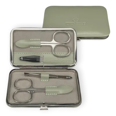 Windrose Manicureset – Compact en Elegant | Solingen-instrumenten

Deze compacte manicureset van Windrose is de perfecte metgezel voor persoonlijke verzorging, zowel thuis als onderweg. Of je nu op zakenreis bent, op vakantie of gewoon in je eigen badkamer – met dit etui ben je altijd goed verzorgd.

De hoogwaardige instrumenten zijn afkomstig van het gerenommeerde huis Becker / Solingen, bekend om hun duurzaamheid en precisie.

Inhoud van het etui:

Pincet

Nagelschaar

Huidschaar

Nagelvijl

Kenmerken:

Compact, plat design – ideaal voor in tas of koffer

Duurzame, roestvrijstalen instrumenten

Lichte en stevige uitvoering

Perfect voor dagelijks gebruik en op reis

Afmetingen:

Lengte: 7 cm

Breedte: 11 cm

Hoogte: 1 cm

Gewicht: 129 g

Een stijlvolle, functionele en betrouwbare set voor iedereen die waarde hecht aan verzorging en kwaliteit.