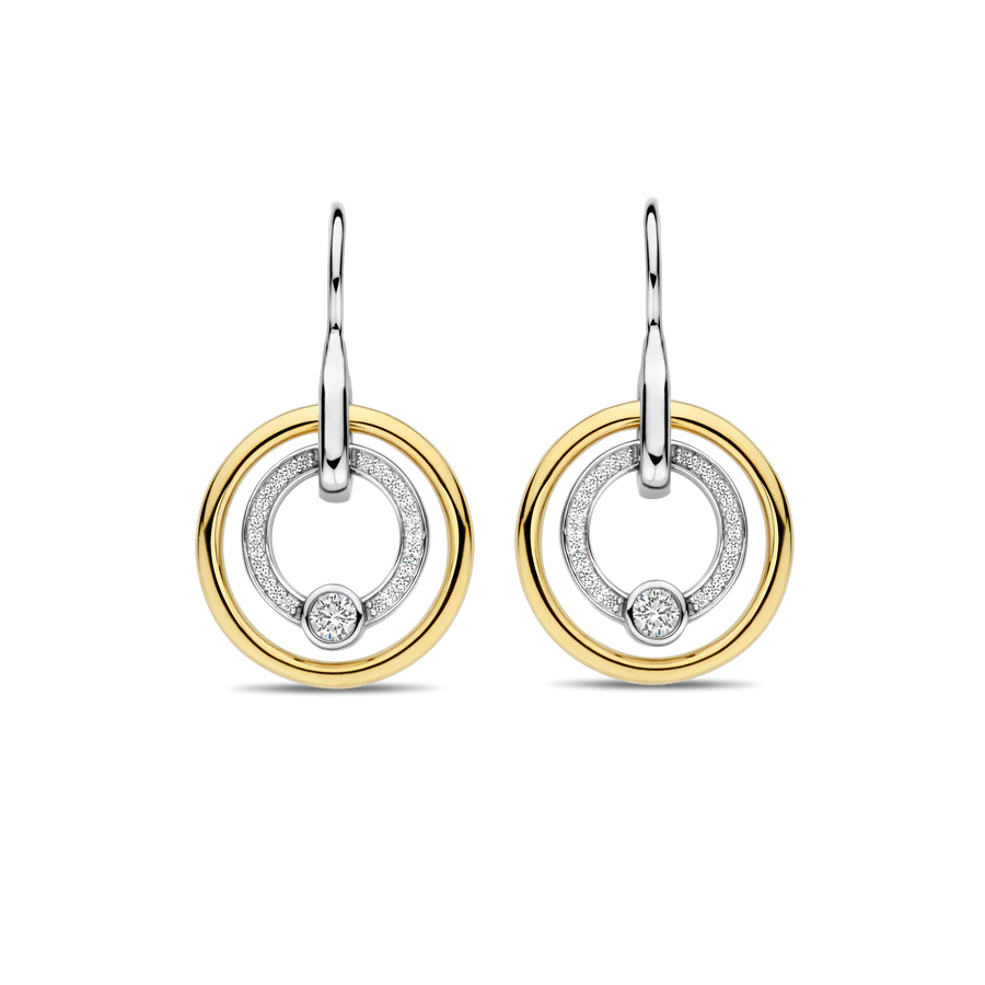 Hul jezelf met tijdloze elegantie met de TI SENTO gold-plated silver Earrings 7978ZY. Gemaakt van 925 sterling zilver en verguld met luxueus geelgoudkleurig, hebben deze oorbellen een betoverend dubbelcirkelontwerp. De binnenste cirkel schittert met een verblindende pave van cubic zirconia, en trekt de aandacht naar een centraal ronde witte zirconia steen. De warme gloed van het goud voegt een vleugje weelde toe aan dit al prachtige stuk. Deze verfijnde oorbellen belichamen het symbool van oneindigheid, wat eindeloze energie en eenheid vertegenwoordigt. Ze voegen een vleugje luxe en verfijning toe aan je look en bieden een moment van ontsnapping aan het alledaagse. De cirkelvorm spreekt de onbeperktheid van het leven aan. Laat deze oorbellen het middelpunt van je ensemble zijn en laat hun gouden straling elke outfit verheffen. Met zorg vervaardigd voor gevoelige huid, zorgen deze nikkelvrije en hypoallergene oorbellen voor langdurig comfort en kwaliteit.

