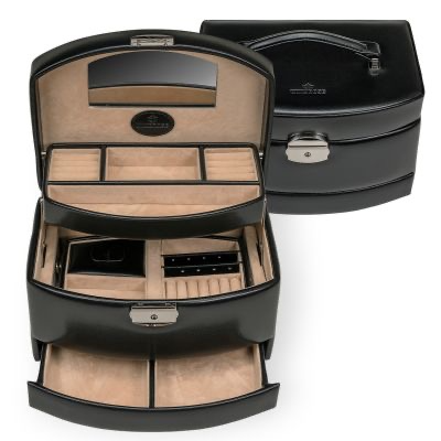 Windrose Luxe Sieradenkoffer | Met uitneembaar reisetui & slot

Deze luxe sieradenkoffer van Windrose is ontworpen voor stijlvolle en veilige opberging van je kostbare sieraden. De elegant vormgegeven koffer combineert esthetiek, gebruiksgemak en functionaliteit tot in de perfectie. Dankzij het slimme indelingssysteem en het uitneembare reisetui heb je zowel thuis als onderweg altijd je favoriete sieraden overzichtelijk bij de hand.

Eigenschappen:

Automatische opening bij het openen van het deksel

Stevige, robuuste draaggreep

Spiegel in het deksel

Zilverkleurige metalen details

Afsluitbaar met een stevig slot

Inclusief uitneembaar reisetui met drukknopsluiting:

Zijde 1: 2 vakken, waarvan 1 met deksel

Zijde 2: 2 vakken, waarvan 1 met ringkussens en 1 met stegen voor oorstekers

Bovenvak van de koffer:

2 vakken met ringkussens (elk ca. 4 × 5,5 cm)

1 middenvak (ca. 9 × 5,5 cm)

1 groot vak voor diverse sieraden

Onderste lade:

2 aparte vakken

Afmetingen:

Lengte: 16,5 cm

Breedte: 23 cm

Hoogte: 15 cm

Gewicht: 1,35 kg

Een perfecte keuze voor wie zijn sieradencollectie georganiseerd, stijlvol en veilig wil bewaren – thuis én onderweg.