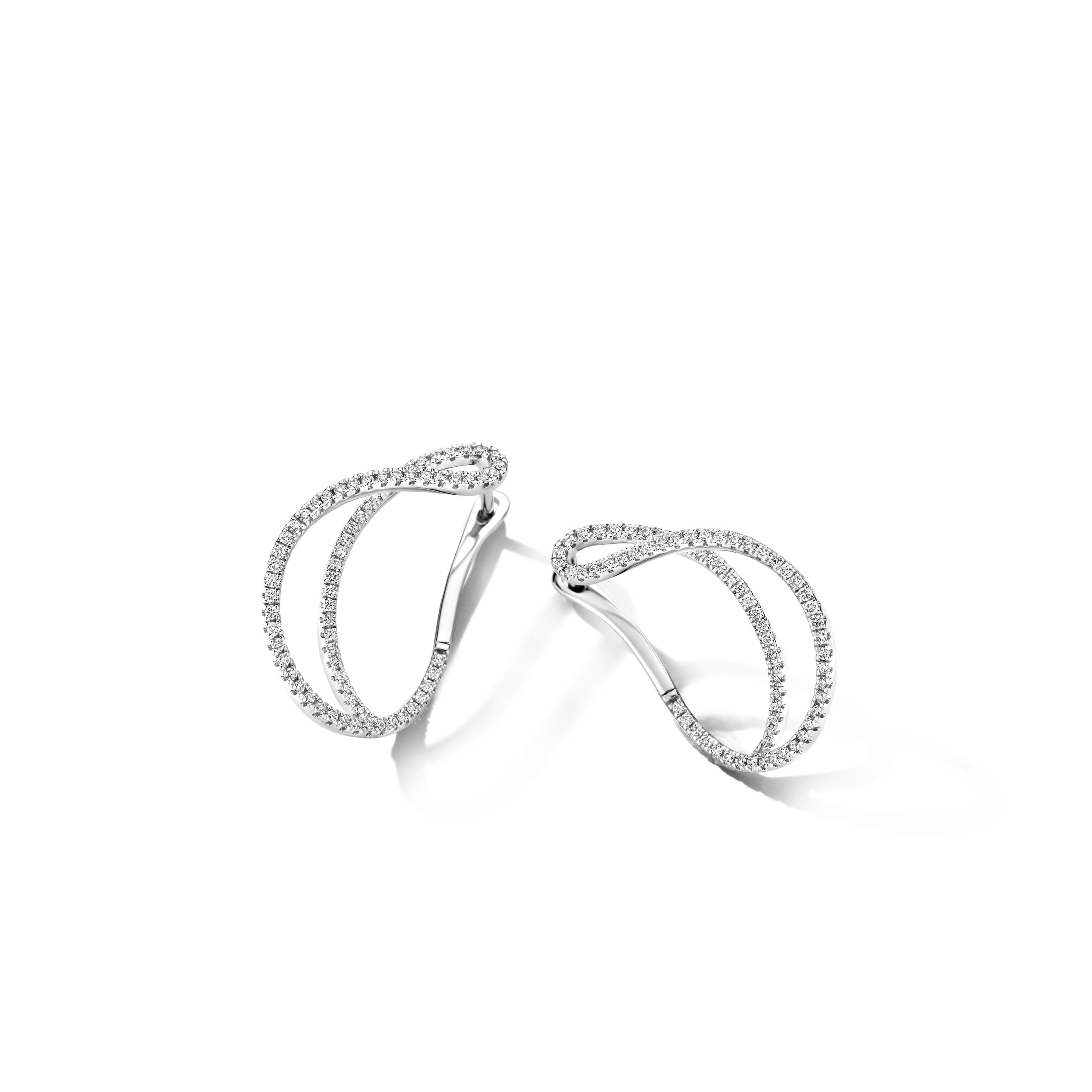Prachtige 18 karaat wit gouden oorbellen creool vorm met 0.51ct aan briljanten gezet. Collectie Dulci Nea