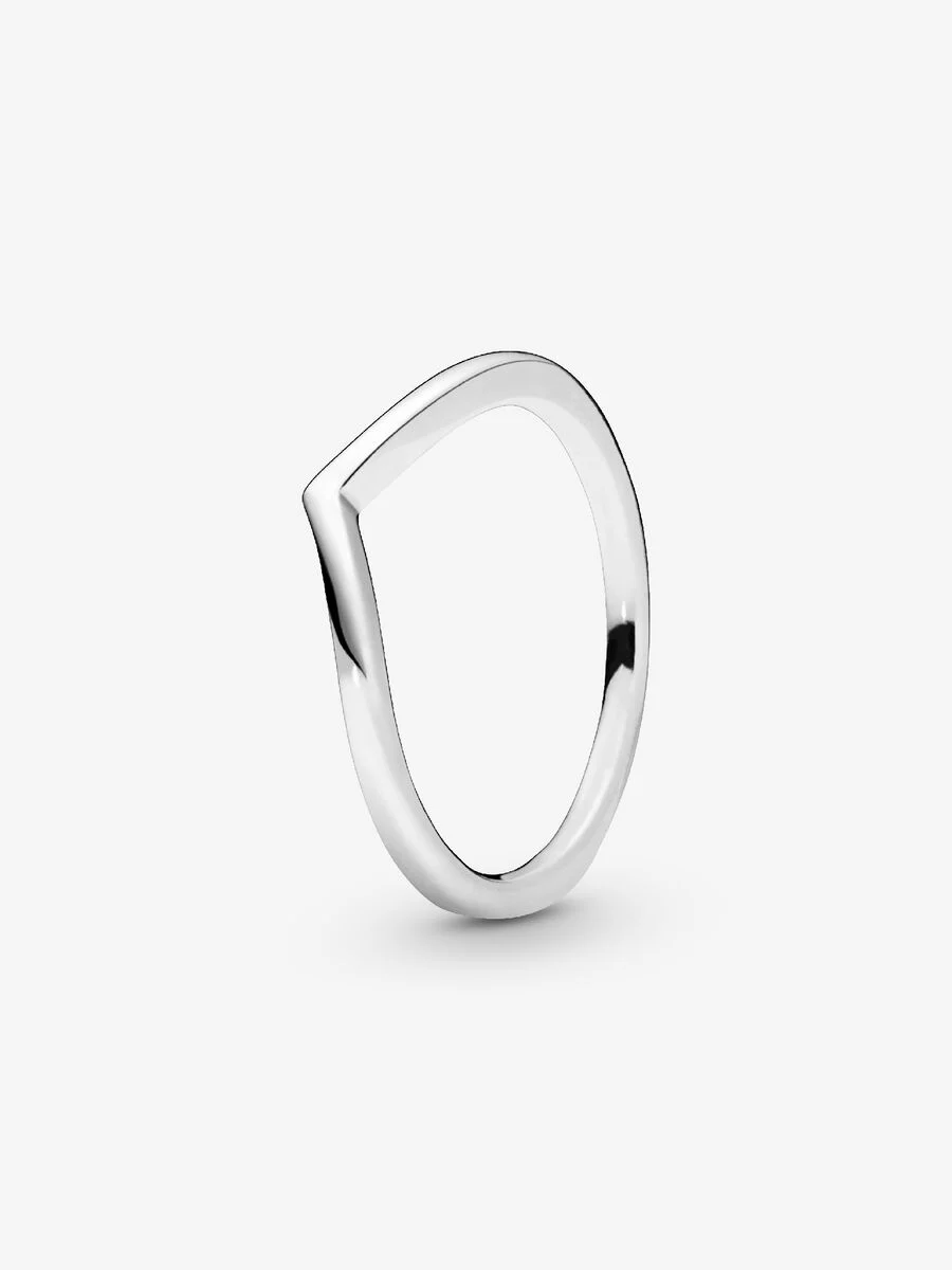 Slank en ingetogen, de prachtige strakke lijnen van deze wishbone-ring hebben geen andere versiering nodig. Dit eenvoudige maar opvallende sieraad is gemaakt van gepolijst sterlingzilver in een klassieke wishbone-vorm. Houd het simpel en draag hem solo of combineer met onze Sprankelende Wishbone Ring voor een vleugje glamour. Deze Pandora-ring kan ook worden gestyled met andere op wishbone ge&iuml;nspireerde stijlen in contrasterende metalen voor een multidimensionale look.