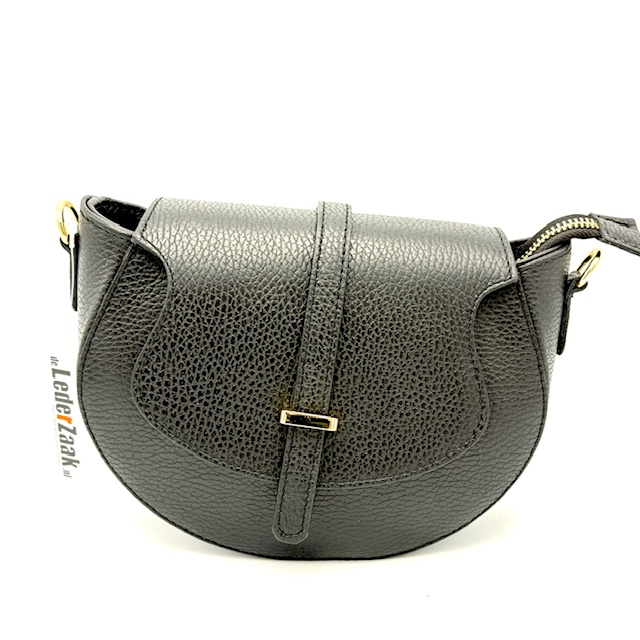 Modieuze Damestas – Stijlvol & Functioneel

Deze modieuze damestas combineert elegantie met praktisch gemak en is een must-have voor elke outfit. Gemaakt van hoogwaardige materialen en afgewerkt met goudkleurige fournituren voor een luxe uitstraling.

Afmetingen: breed 22 cm x diep 7 cm x hoog 16 cm – compact en toch ruim genoeg voor je dagelijkse essentials

Hoofdvak met ritssluiting voor veilige opberging

Extra ritsvak binnenin, ideaal voor kleine, belangrijke items

Ritsvak aan de achterzijde voor snelle toegang tot je telefoon of pasjes

Afneembare en verstelbare schouderriem – draag ‘m als handtas of crossbody, helemaal naar jouw stijl

Goudkleurige fournituren zorgen voor een elegante, chique touch

Een veelzijdige tas die moeiteloos past bij zowel casual als formele looks. Stijlvol, praktisch en perfect in formaat.