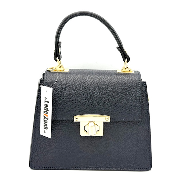 Elegante Handtas met Ketting – Tijdloze Klasse in Dollaro Leer

Deze stijlvolle handtas is een verfijnde toevoeging aan je tassencollectie. Gemaakt van hoogwaardig dollaro leer en afgewerkt met goudkleurige fournituren straalt deze tas pure elegantie uit. De kettingriem geeft de tas een luxueuze en vrouwelijke uitstraling, perfect voor zowel dagelijkse uitstapjes als speciale gelegenheden.

Afmetingen: hoogte 17 cm x breedte 21 cm x diepte 9 cm – compact en toch functioneel

Gemaakt van duurzaam dollaro leer met een luxe structuur

Stijlvolle draai-sluiting op de klep voor een chique afwerking

Ritssluiting onder de klep voor extra veiligheid van je spullen

1 hoofdvak met een intern ritsvak, ideaal voor het overzichtelijk opbergen van je essentials

Elegante kettingriem, comfortabel te dragen op de schouder of crossbody

Deze handtas combineert moeiteloos klasse met praktisch gebruiksgemak – de perfecte finishing touch voor elke look.