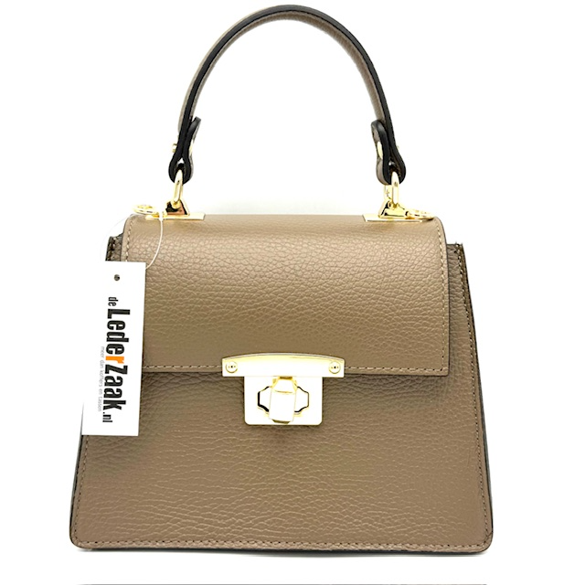 Elegante Handtas met Ketting – Tijdloze Klasse in Dollaro Leer

Deze stijlvolle handtas is een verfijnde toevoeging aan je tassencollectie. Gemaakt van hoogwaardig dollaro leer en afgewerkt met goudkleurige fournituren straalt deze tas pure elegantie uit. De kettingriem geeft de tas een luxueuze en vrouwelijke uitstraling, perfect voor zowel dagelijkse uitstapjes als speciale gelegenheden.

Afmetingen: hoogte 17 cm x breedte 21 cm x diepte 9 cm – compact en toch functioneel

Gemaakt van duurzaam dollaro leer met een luxe structuur

Stijlvolle draai-sluiting op de klep voor een chique afwerking

Ritssluiting onder de klep voor extra veiligheid van je spullen

1 hoofdvak met een intern ritsvak, ideaal voor het overzichtelijk opbergen van je essentials

Elegante kettingriem, comfortabel te dragen op de schouder of crossbody

Deze handtas combineert moeiteloos klasse met praktisch gebruiksgemak – de perfecte finishing touch voor elke look.