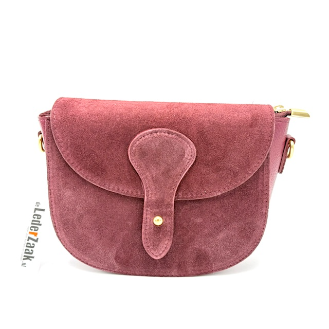 Suède Crossbody Damestas – Made in Italy

Deze elegante crossbody damestas van suède is een stijlvolle toevoeging aan elke outfit. Compact, maar ruim genoeg voor je essentials. De tas heeft een modieuze uitstraling en is praktisch in gebruik – perfect voor dagelijks gebruik of een avondje uit.

Details:

Gemaakt van hoogwaardig Italiaans suède

Verstelbare en afneembare schouderriem – draag 'm als crossbody of clutch

Klep met magneetsluiting en daaronder een veilige ritssluiting

Hoofdvak met binnenritsvak voor kleine items zoals sleutels of pasjes

Hoogte: 15 cm

Breedte: 22 cm

Diepte: 8 cm

Gemaakt in Italië

Onderhoudstip:
Om de levensduur van het suède te verlengen, raden we aan de tas regelmatig in te sprayen met een water- en vuilafstotende spray speciaal voor suède.