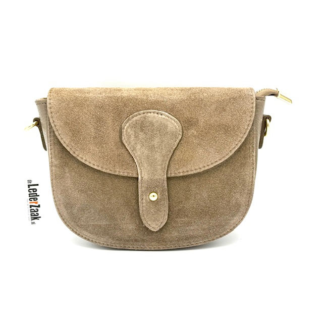 Suède Crossbody Damestas – Made in Italy

Deze elegante crossbody damestas van suède is een stijlvolle toevoeging aan elke outfit. Compact, maar ruim genoeg voor je essentials. De tas heeft een modieuze uitstraling en is praktisch in gebruik – perfect voor dagelijks gebruik of een avondje uit.

Details:

Gemaakt van hoogwaardig Italiaans suède

Verstelbare en afneembare schouderriem – draag 'm als crossbody of clutch

Klep met magneetsluiting en daaronder een veilige ritssluiting

Hoofdvak met binnenritsvak voor kleine items zoals sleutels of pasjes

Hoogte: 15 cm

Breedte: 22 cm

Diepte: 8 cm

Gemaakt in Italië

Onderhoudstip:
Om de levensduur van het suède te verlengen, raden we aan de tas regelmatig in te sprayen met een water- en vuilafstotende spray speciaal voor suède.