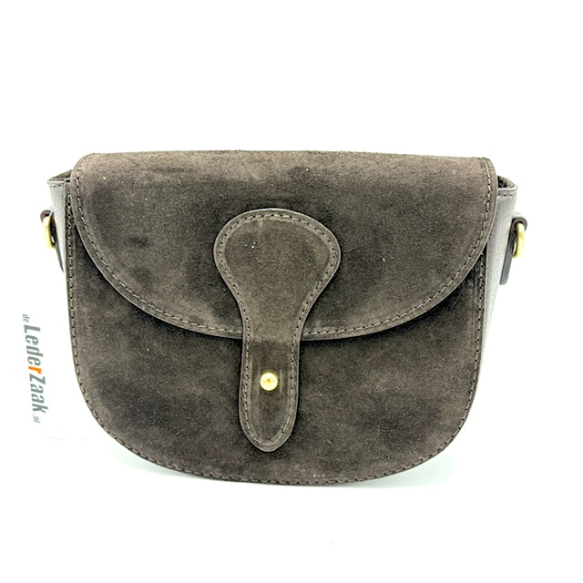 Suède Crossbody Damestas – Made in Italy

Deze elegante crossbody damestas van suède is een stijlvolle toevoeging aan elke outfit. Compact, maar ruim genoeg voor je essentials. De tas heeft een modieuze uitstraling en is praktisch in gebruik – perfect voor dagelijks gebruik of een avondje uit.

Details:

Gemaakt van hoogwaardig Italiaans suède

Verstelbare en afneembare schouderriem – draag 'm als crossbody of clutch

Klep met magneetsluiting en daaronder een veilige ritssluiting

Hoofdvak met binnenritsvak voor kleine items zoals sleutels of pasjes

Hoogte: 15 cm

Breedte: 22 cm

Diepte: 8 cm

Gemaakt in Italië

Onderhoudstip:
Om de levensduur van het suède te verlengen, raden we aan de tas regelmatig in te sprayen met een water- en vuilafstotende spray speciaal voor suède.