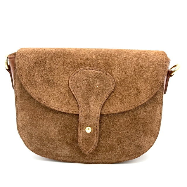 Suède Crossbody Damestas – Made in Italy

Deze elegante crossbody damestas van suède is een stijlvolle toevoeging aan elke outfit. Compact, maar ruim genoeg voor je essentials. De tas heeft een modieuze uitstraling en is praktisch in gebruik – perfect voor dagelijks gebruik of een avondje uit.

Details:

Gemaakt van hoogwaardig Italiaans suède

Verstelbare en afneembare schouderriem – draag 'm als crossbody of clutch

Klep met magneetsluiting en daaronder een veilige ritssluiting

Hoofdvak met binnenritsvak voor kleine items zoals sleutels of pasjes

Hoogte: 15 cm

Breedte: 22 cm

Diepte: 8 cm

Gemaakt in Italië

Onderhoudstip:
Om de levensduur van het suède te verlengen, raden we aan de tas regelmatig in te sprayen met een water- en vuilafstotende spray speciaal voor suède.
