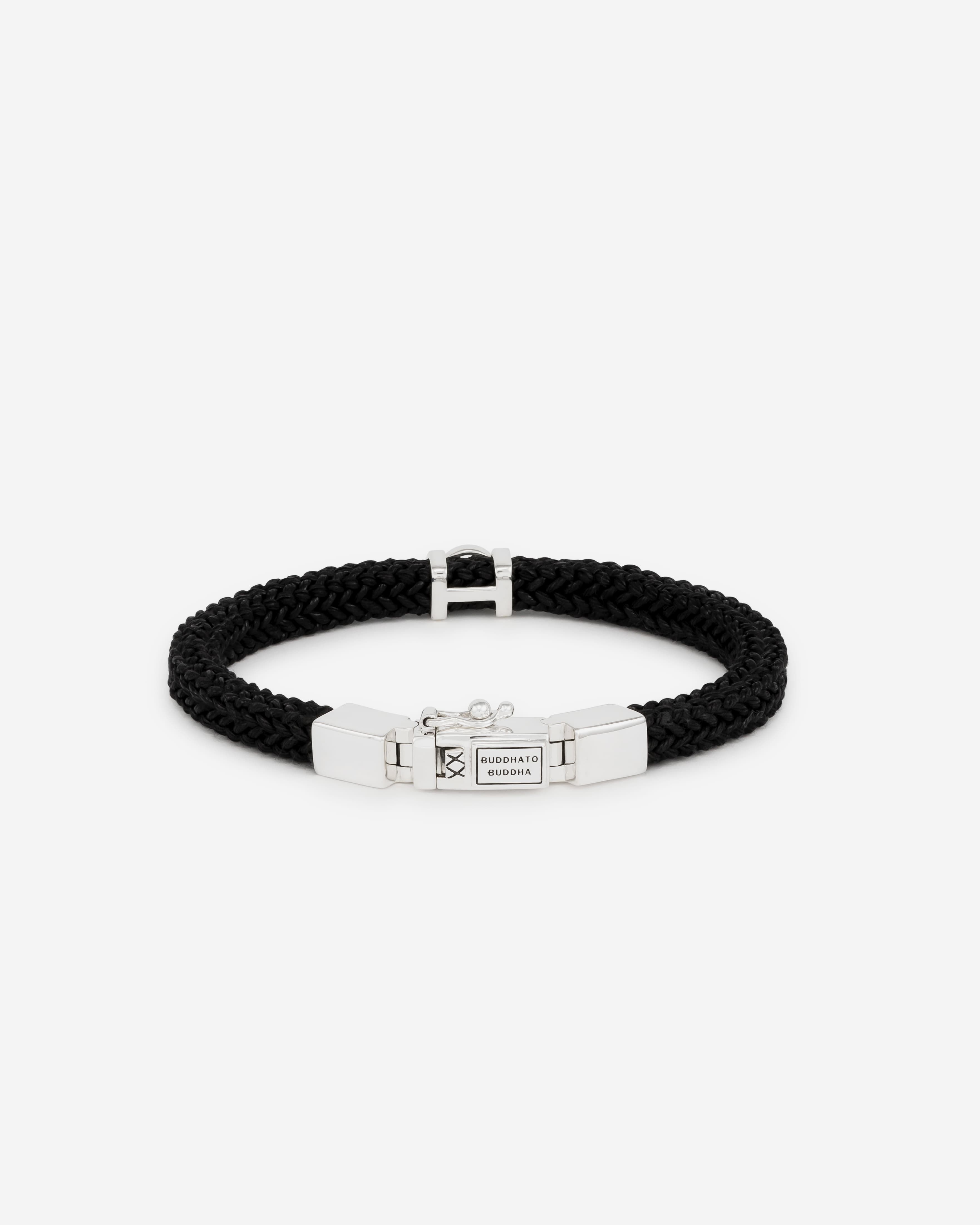 De Denise Koord Zwart Armband is een stijlvol geweven koord met ons iconische en tijdloze sterling zilveren slot. Ontworpen in Amsterdam en met zorg handgemaakt in Zuidoost-Azi&euml;, voegt deze zwarte armband de &ldquo;finishing touch&rdquo; toe aan elke outfit. Combineer het met andere zilveren sieraden of draag het naast je horloge voor een complete look. Welk bijzonder verhaal vertel jij met deze armband? Let op: het is belangrijk om contact met water en langdurige blootstelling aan direct zonlicht te vermijden, om de kwaliteit van het geweven koord te behouden.