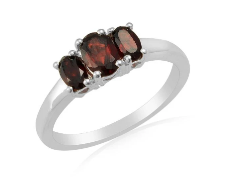 Sterling Zilveren Ring met drie ovaal geslepen Granaat natuurstenen.
