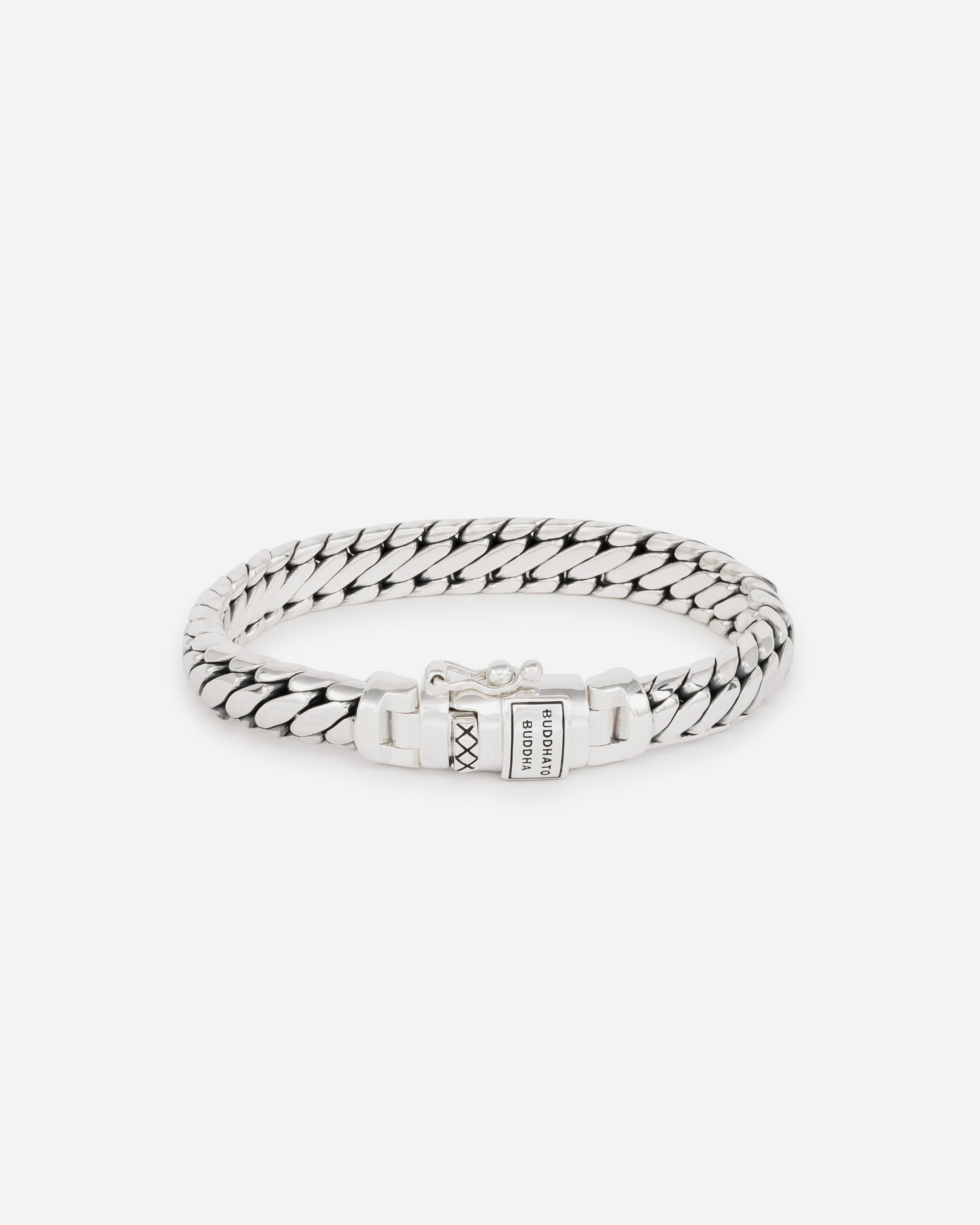 De Ben schakel is een van onze populairste collecties, die met recht een echt Buddha to Buddha icoon genoemd wordt. Deze Ben XS armband van gerecycled sterling zilver is een smallere variant van de klassieke Ben armband. Met passie met de hand gemaakt door de beste ambachtslieden van Zuid-Oost Azië. Welke mijlpaal vier jij met dit sieraad?