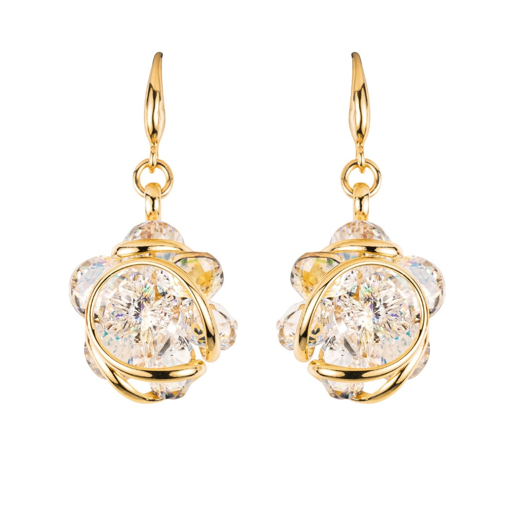 De GONINABOE1 oorbellen zijn prachtige hoepelvormige sieraden. Met hun elegante ontwerp zijn ze een perfecte aanvulling op elke outfit, zowel casual als chique. Draag ze met opgestoken haar voor een stijlvolle look of combineer ze met andere minimalistische sieraden voor een verfijnde uitstraling. Ideaal voor elke gelegenheid, van dagje uit tot avondfeest. 