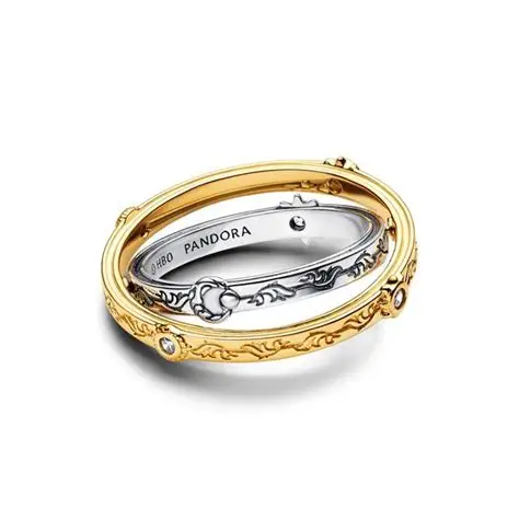 Laat je kracht zien met de Game of Thrones draaiend astrolabium ring. Deze draaiende ring uit de Game of Thrones x Pandora-collectie is verguld met 14k goud en heeft draaiende banden met verfijnde details die doen denken aan een echt astrolabe. De twee ringbanden zijn met elkaar verbonden door pennen, waardoor beweging mogelijk is. De verfijnde details voegen een mythisch tintje toe, samen met de sprankelende zirkonia. Het is ge�nspireerd op de geschiedenis van Westeros en is het perfecte sieraad voor de Game of Thrones-fan in je leven.