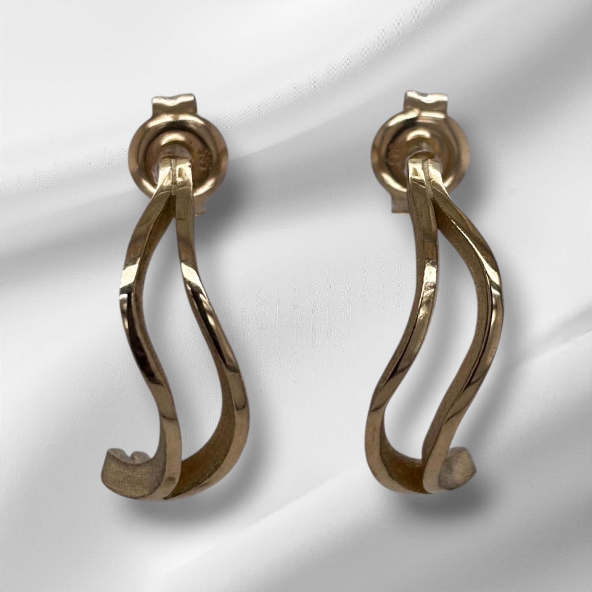 14kt gouden oorstekers uit eigen collectie Waves 19.5mm lang