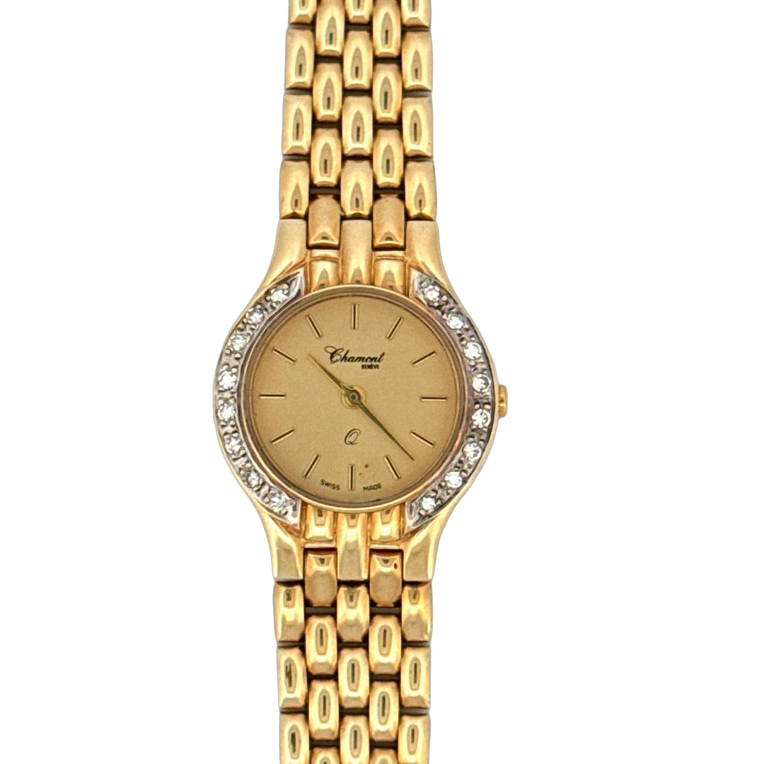 De Charmont Geneve Horloge is een luxe polshorloge met een goudkleurige kast en band van echt goud. Het heeft een analoge wijzerplaat met Zwitserse quartz-beweging en is versierd met echte diamanten. Het horlogeglas is van saffier. Draag het bij formele gelegenheden voor een elegante uitstraling.