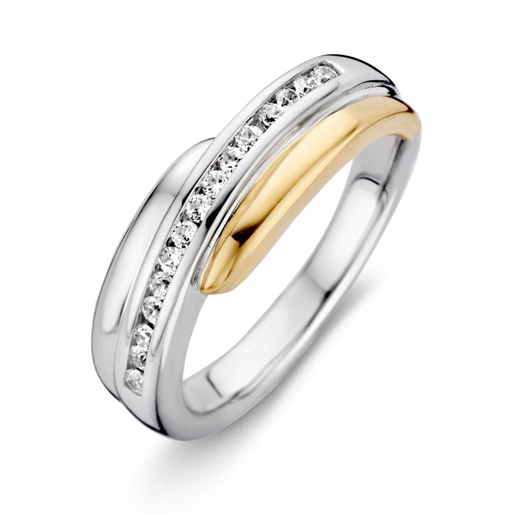 Deze prachtige Ring zilver/goud zirkonia modelnummer RF625212-58 combineert elegantie en stijl. Gemaakt van goud met een breedte van 7 mm en een diameter van 58 mm, straalt hij een gouden glans uit. De ring is voorzien van een schitterende witte zirkonia. Perfect om te dragen bij zowel formele als informele gelegenheden voor een tijdloze uitstraling.