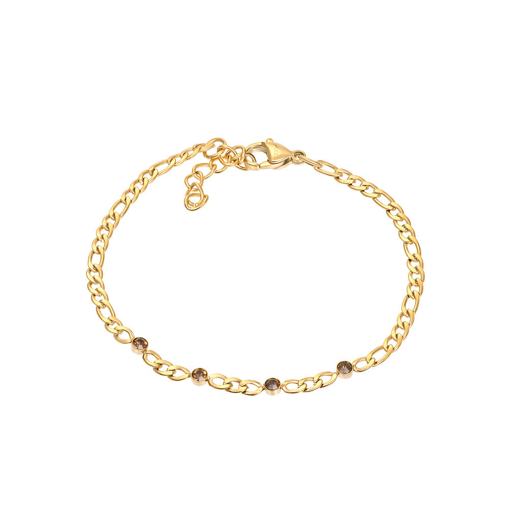 De iXXXi armband Memories Smoked Topaz is gemaakt van stainless steel. De goudkleurige armband bestaat uit een fijne, platte schakel in verschillende groottes en is voorzien van vier bruinkleurige zirconia’s.