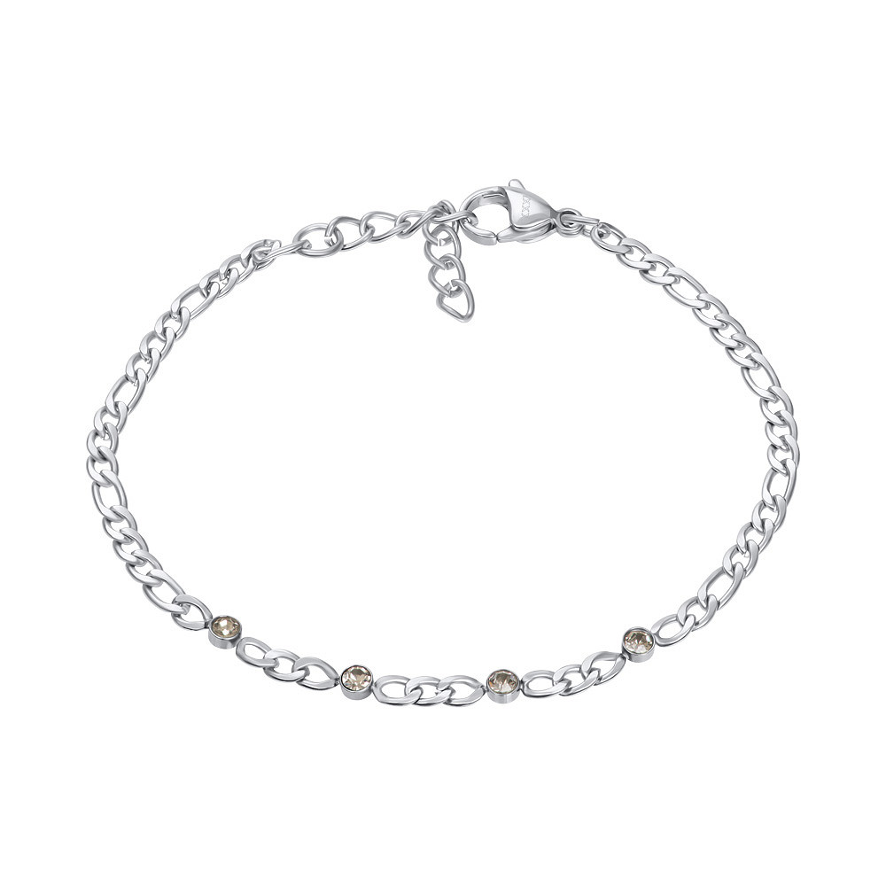 De iXXXi armband Memories Black Diamond is gemaakt van stainless steel. De zilverkleurige armband bestaat uit een fijne, platte schakel in verschillende groottes en is voorzien van vier licht zwartkleurige zirconia’s.