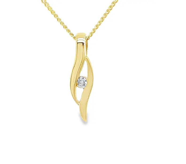 De Geelgouden hanger Fantasie met Zirkonia steen, model GH0752, is verfijnd met een opvallende zirkonia steen en is 4,9mm breed. Deze hanger, onder de categorie Verkoop Goud, straalt elegantie uit. Draag deze hanger aan een fijne gouden ketting voor een stijlvolle en tijdloze uitstraling die elke outfit verfraait. Perfect voor speciale gelegenheden of dagelijks gebruik.(ex. ketting)