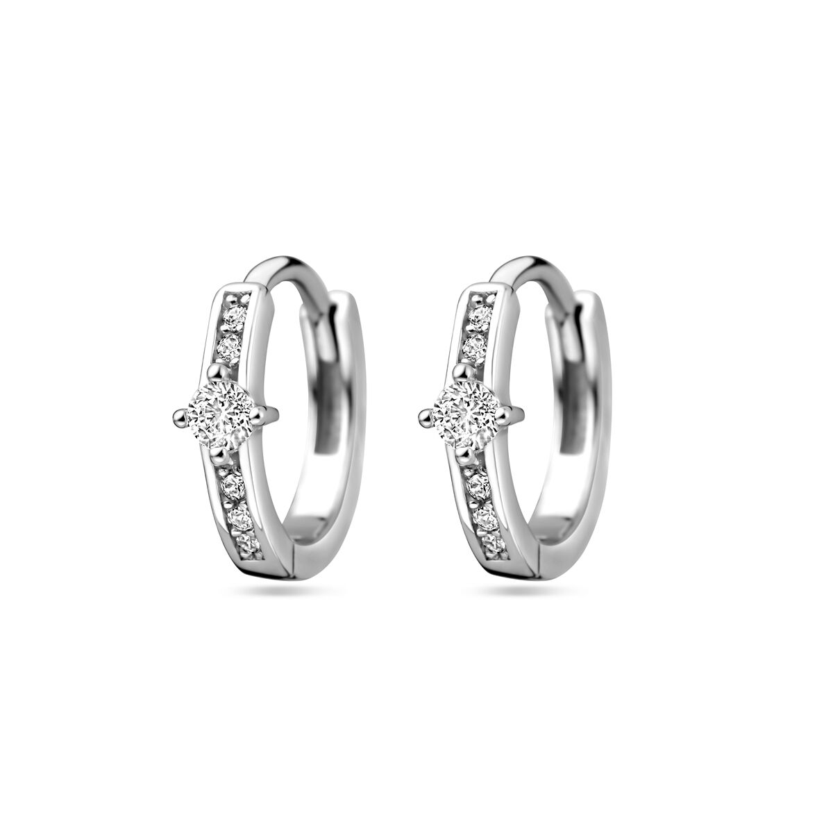 Gerhodineerd zilveren klapoorringen uitgevoerd met een schitterende rij van zirkonia. Deze klapoorringen sprankelen je tegemoet en geven je look direct een chique uitstraling. Tip: Ook leuk om kado te geven!