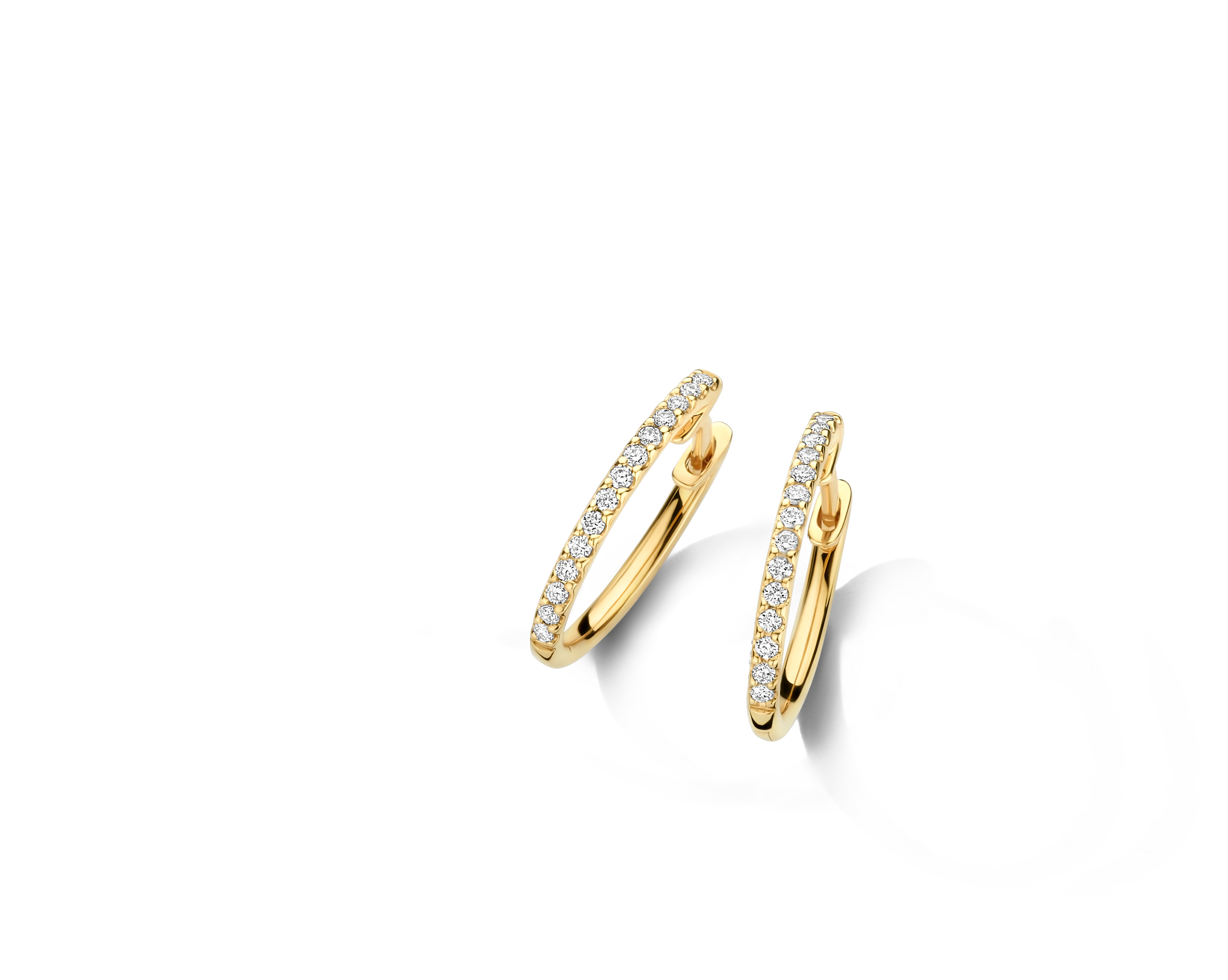 Gouden 18 karaat oorbellen type creool met 0.14ct natuurlijke briljant gezet. 