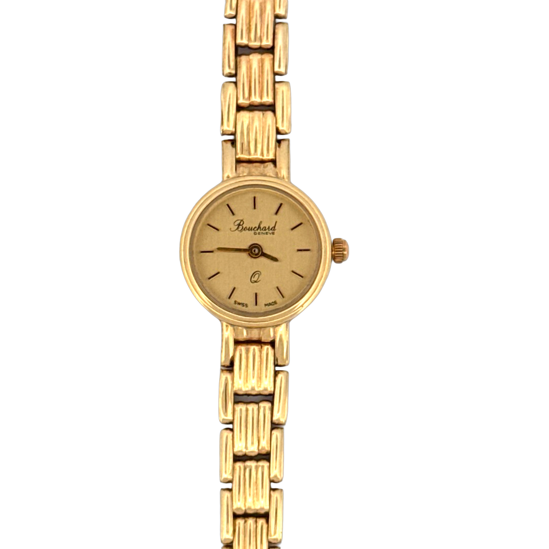 De Bouchard Geneve Horloge 14krt Geelgoud, is een elegante polshorloge met Zwitsers quartz uurwerk. Uitgevoerd in 14-karaats goud, heeft het een ronde kast en een saffierglas. De gouden band is verwisselbaar. Het horloge is analoog zonder datumaanduiding. Draag het als een verfijnd accessoire voor formele gelegenheden of dagelijks gebruik.