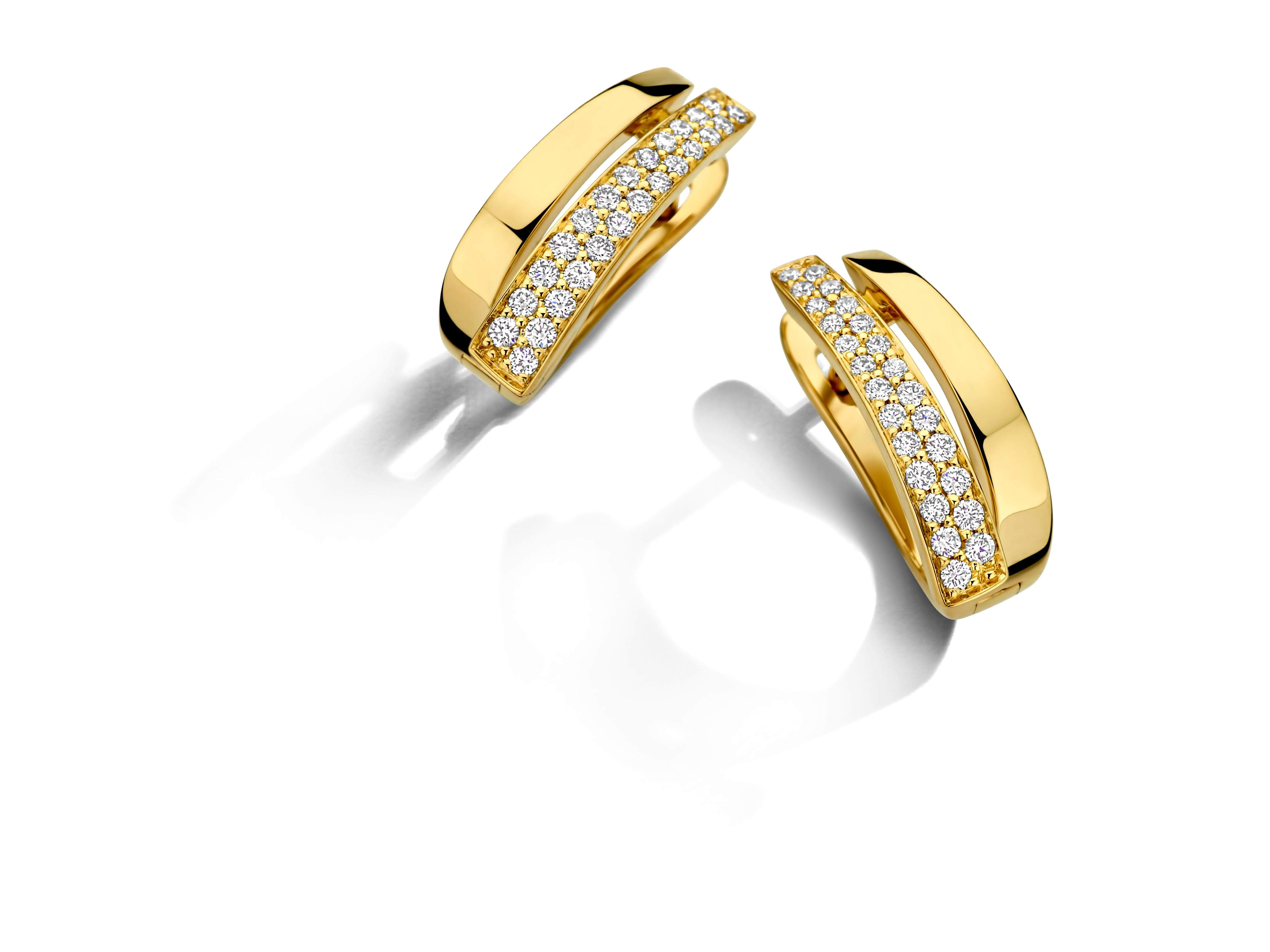 Oorbellen in 18karaat geel goud creool vorm met 0.20ct natuurlijke briljant gezet. 