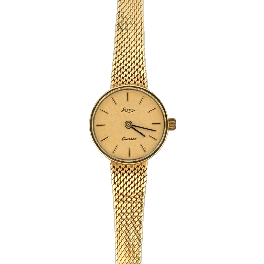 De Lessa Horloge 14krt Geelgoud is een luxueus polshorloge met een gouden Milanees mesh bandje en een ronde kast van echt goud. Uitgerust met een Zwitsers quartz uurwerk en krasbestendig saffierglas. Ideaal voor formele gelegenheden, perfect te dragen als een stijlvol accessoire bij een elegante outfit. Geen datumaanduiding, enkel analoge wijzers.